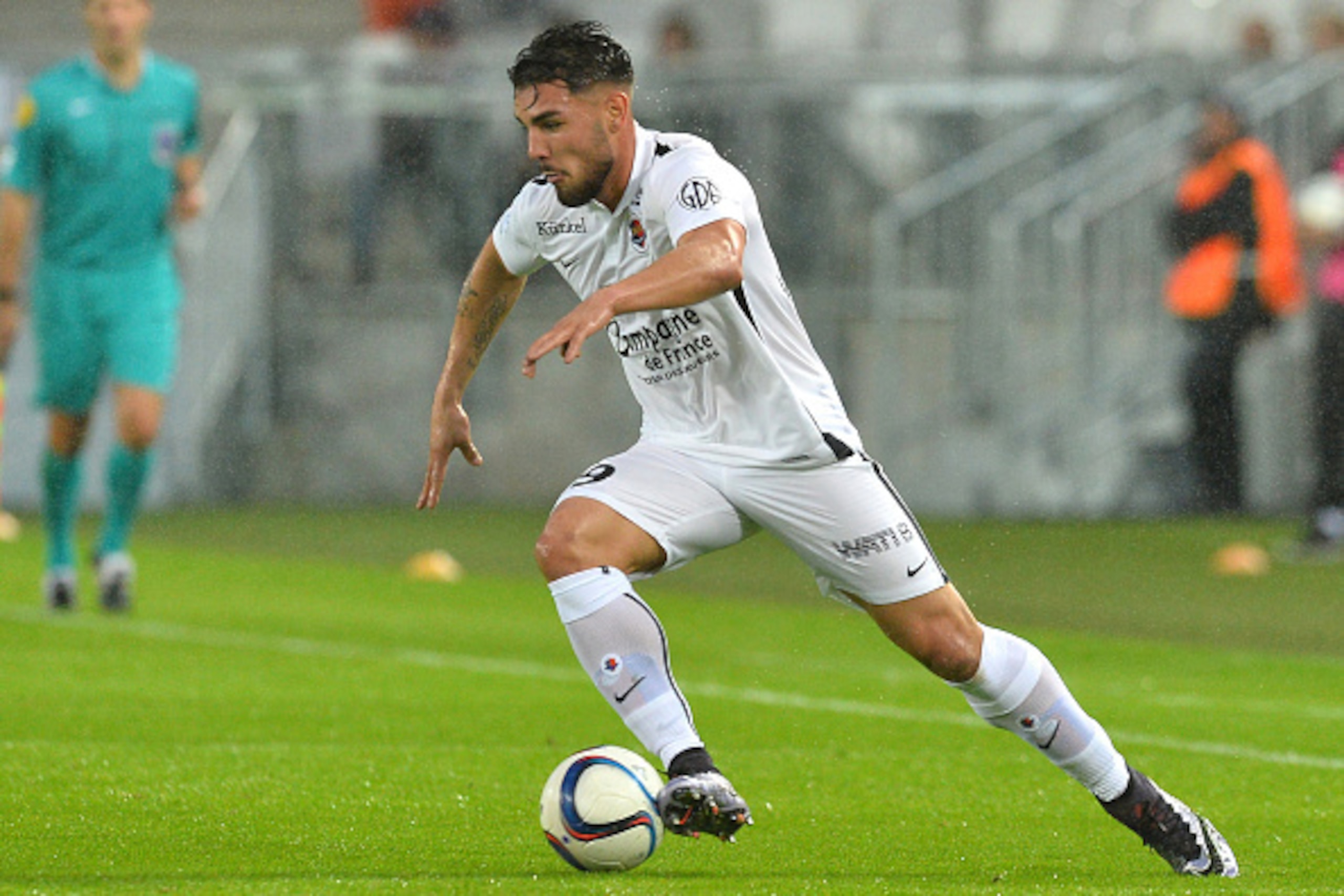 Caen's French forward Andy Delort runs with the ball during the French Ligue1 football match between Bordeaux and Caen on November 29, 2015 at the Matmut Atlantique stadium in Bordeaux, southwestern France.  / AFP / NICOLAS TUCAT        (Photo credit shou