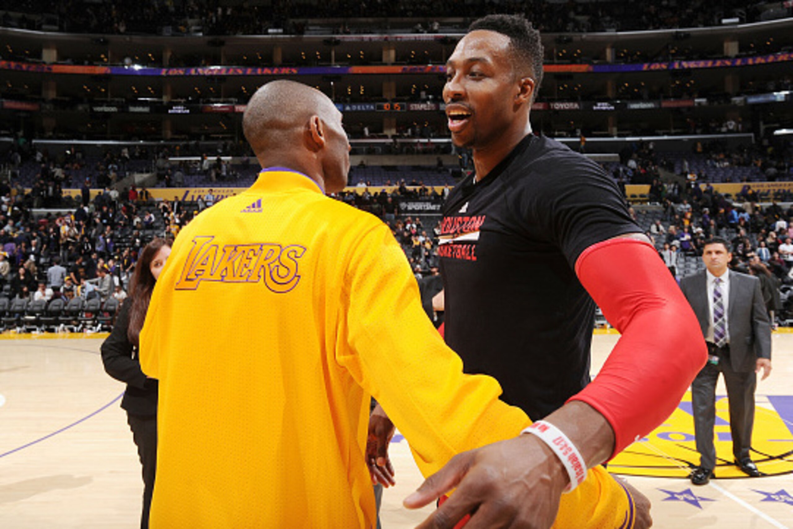 LOS ANGELES, CA - DECEMBER 17: Kobe Bryant #24 of the Los Angeles Lakers and Dwight Howard #12 of the Houston Rockets share a hug after the game on December 17, 2015 at STAPLES Center in Los Angeles, California. NOTE TO USER: User expressly acknowledges a LOS ANGELES, CA - DECEMBER 17: Kobe Bryant #24 of the Los Angeles Lakers and Dwight Howard #12 of the Houston Rockets share a hug after the game on December 17, 2015 at STAPLES Center in Los Angeles, California. NOTE TO USER: User expressly acknowledges a