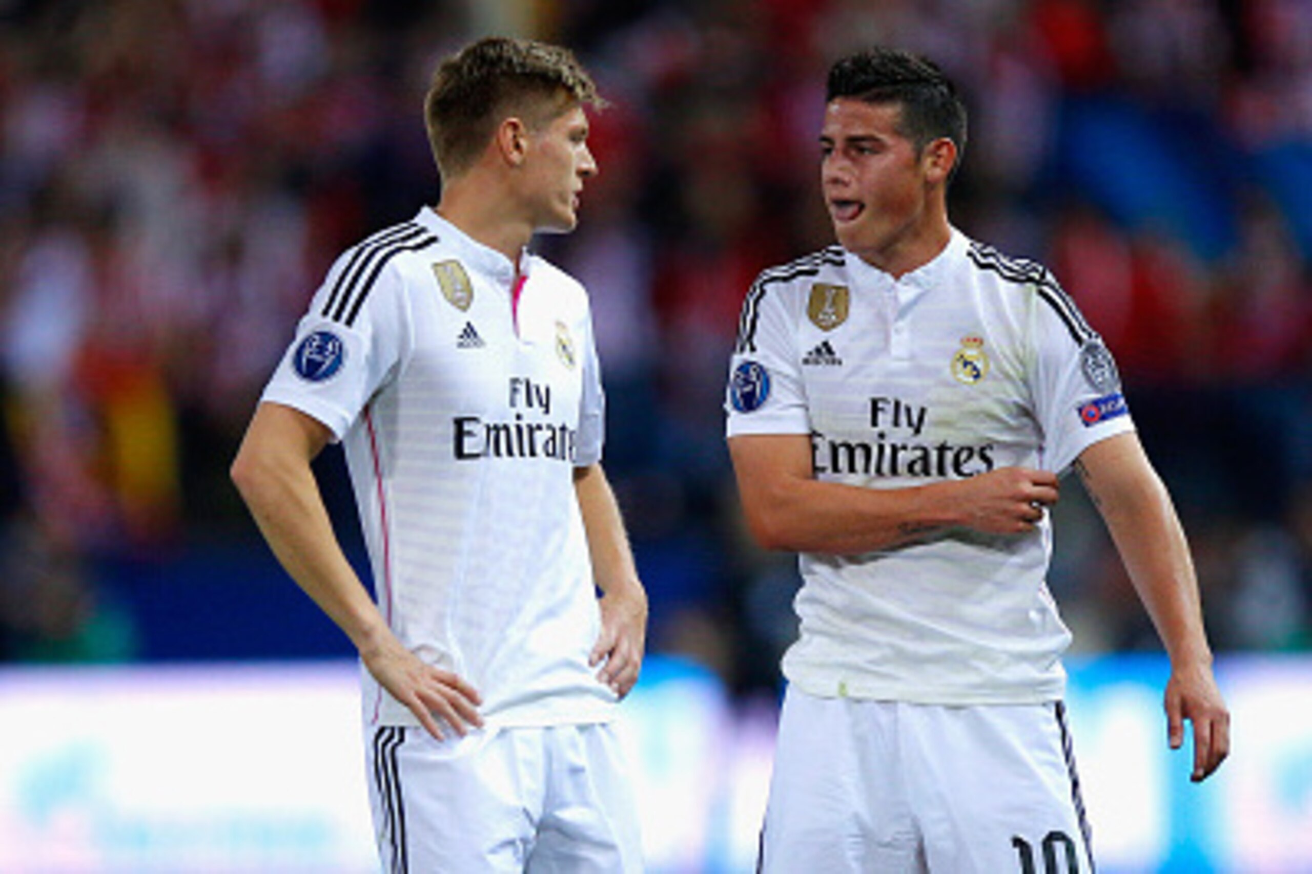 MADRID, SPAIN - APRIL 14:  Toni Kroos speaks to James Rodriguez of Real Madrid CF during the UEFA Champions League Quarter Final First Leg match between Club Atletico de Madrid and Real Madrid CF at Vicente Calderon Stadium on April 14, 2015 in Madrid, Sp