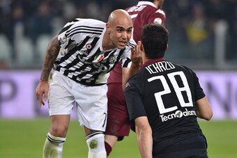 TURIN, ITALY - DECEMBER 16:  Simone Zaza (L) of FC Juventus mocks Salvador Ichazo of Torino FC during the TIM Cup match between FC Juventus and Torino FC at Juventus Arena on December 16, 2015 in Turin, Italy.  (Photo by Valerio Pennicino/Getty Images)