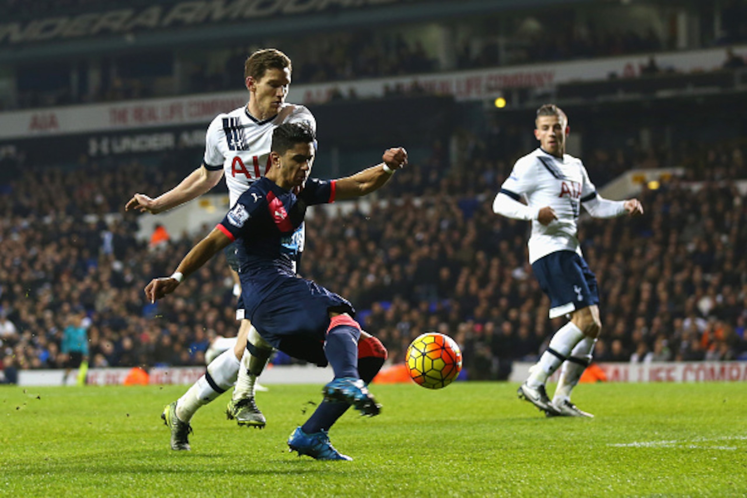 LONDON, ENGLAND - DECEMBER 13:  Ayoze Perez of Newcastle United holds off Jan Vertonghen of Tottenham Hotspur to score their second goal during the Barclays Premier League match between Tottenham Hotspur and Newcastle United at White Hart Lane on December
