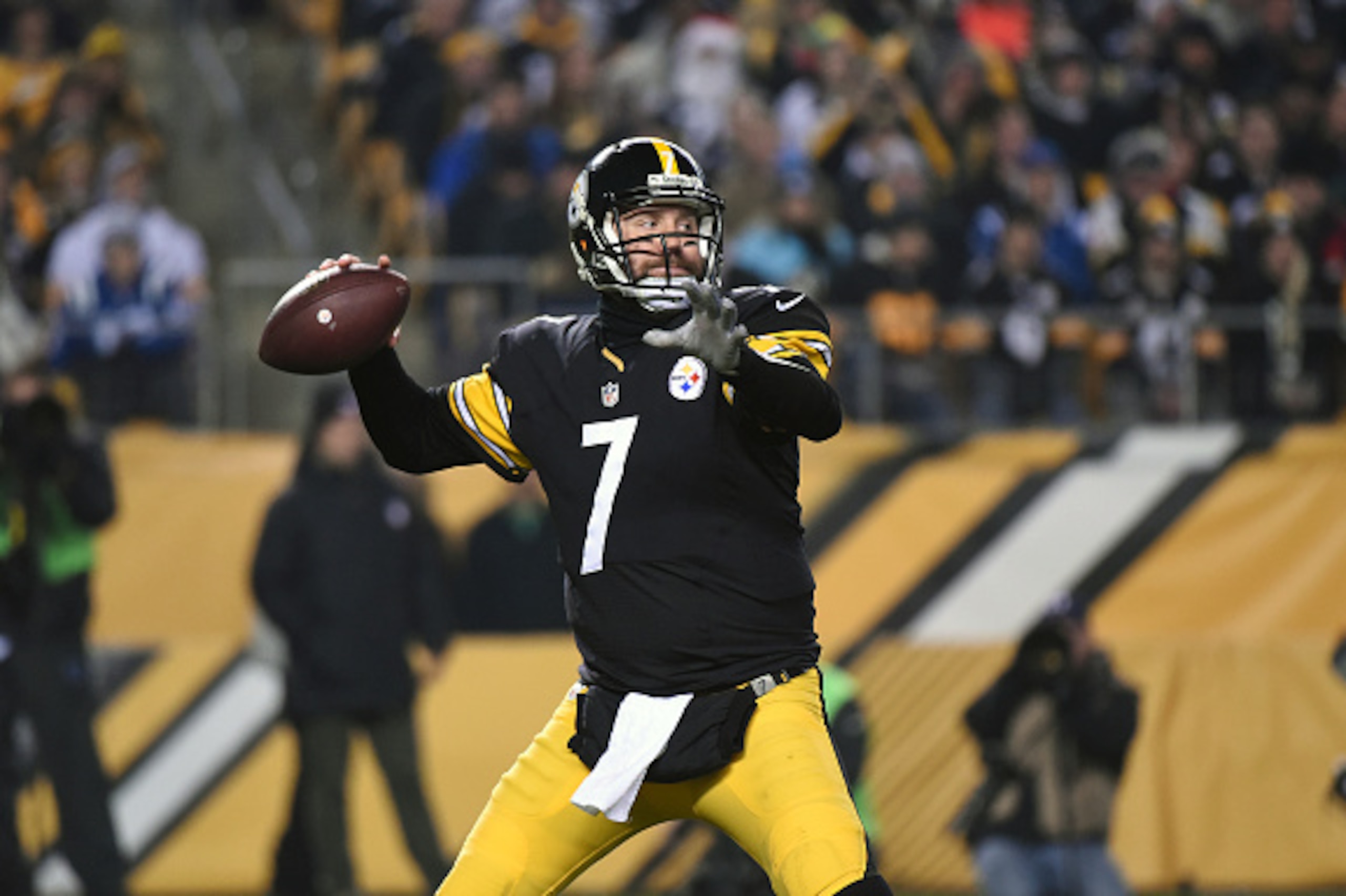PITTSBURGH, PA - DECEMBER 6:  Quarterback Ben Roethlisberger #7 of the Pittsburgh Steelers passes against the Indianapolis Colts during a game at Heinz Field on December 6, 2015 in Pittsburgh, Pennsylvania.  The Steelers defeated the Colts 45-10. (Photo b
