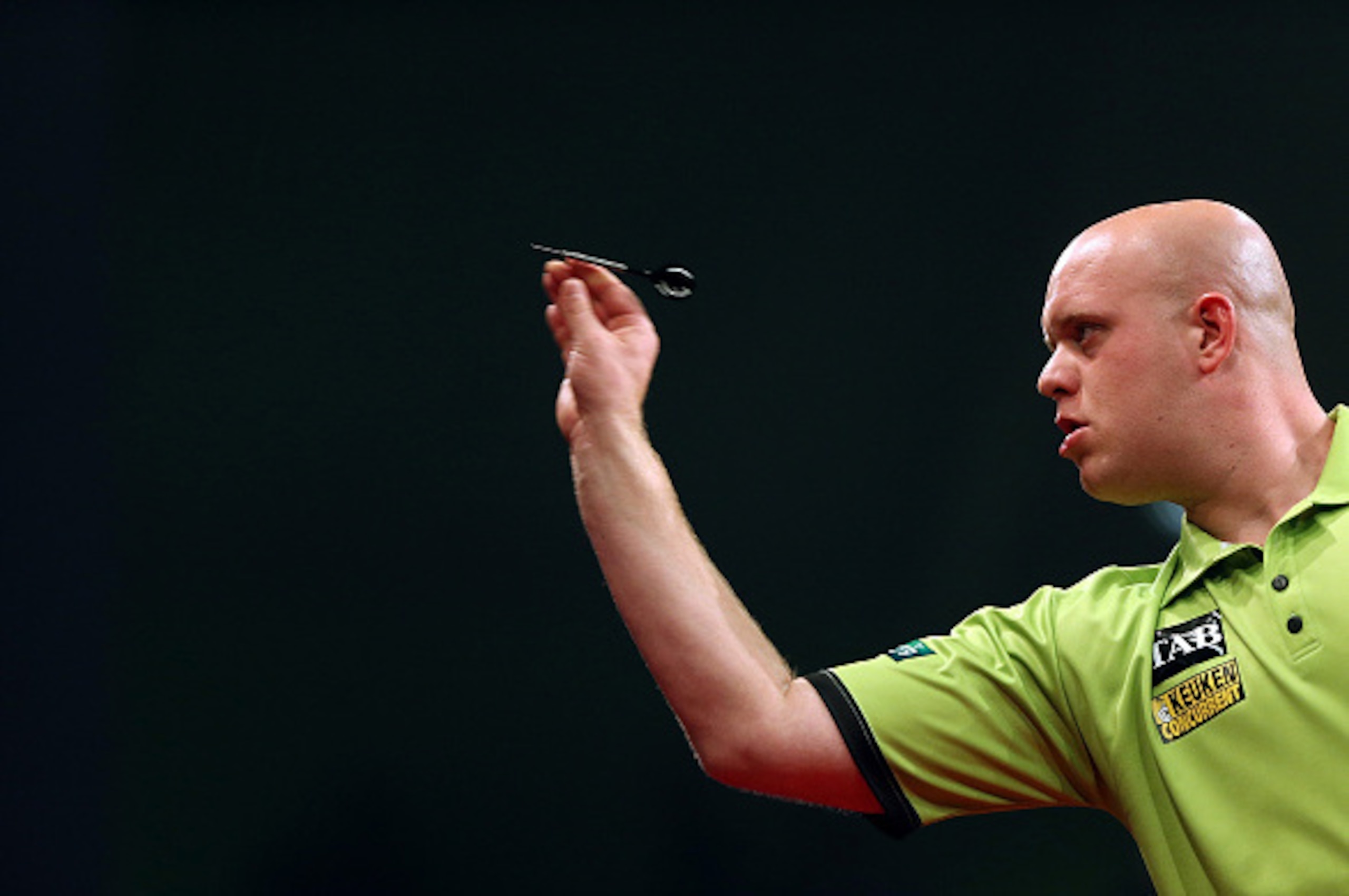AUCKLAND, NEW ZEALAND - AUGUST 29: Michael Van Gerwen in action during the Auckland Darts Masters at The Trusts Arena on August 29, 2015 in Auckland, New Zealand.  (Photo by Michael Bradley/Getty Images)