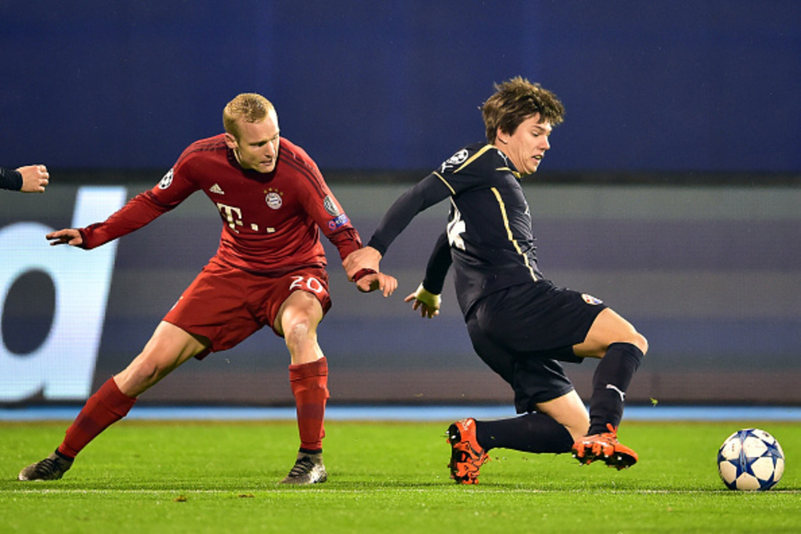 Bayern Munich's midfielder Sebastian Rode (L) vies with Dinamo Zagreb's midfielder Ante Coric during the UEFA Champions League football match between Dinamo Zagreb v Bayern Munich at the Maksimir stadium in Zagreb on December 9, 2015. AFP PHOTO / ANDREJ I