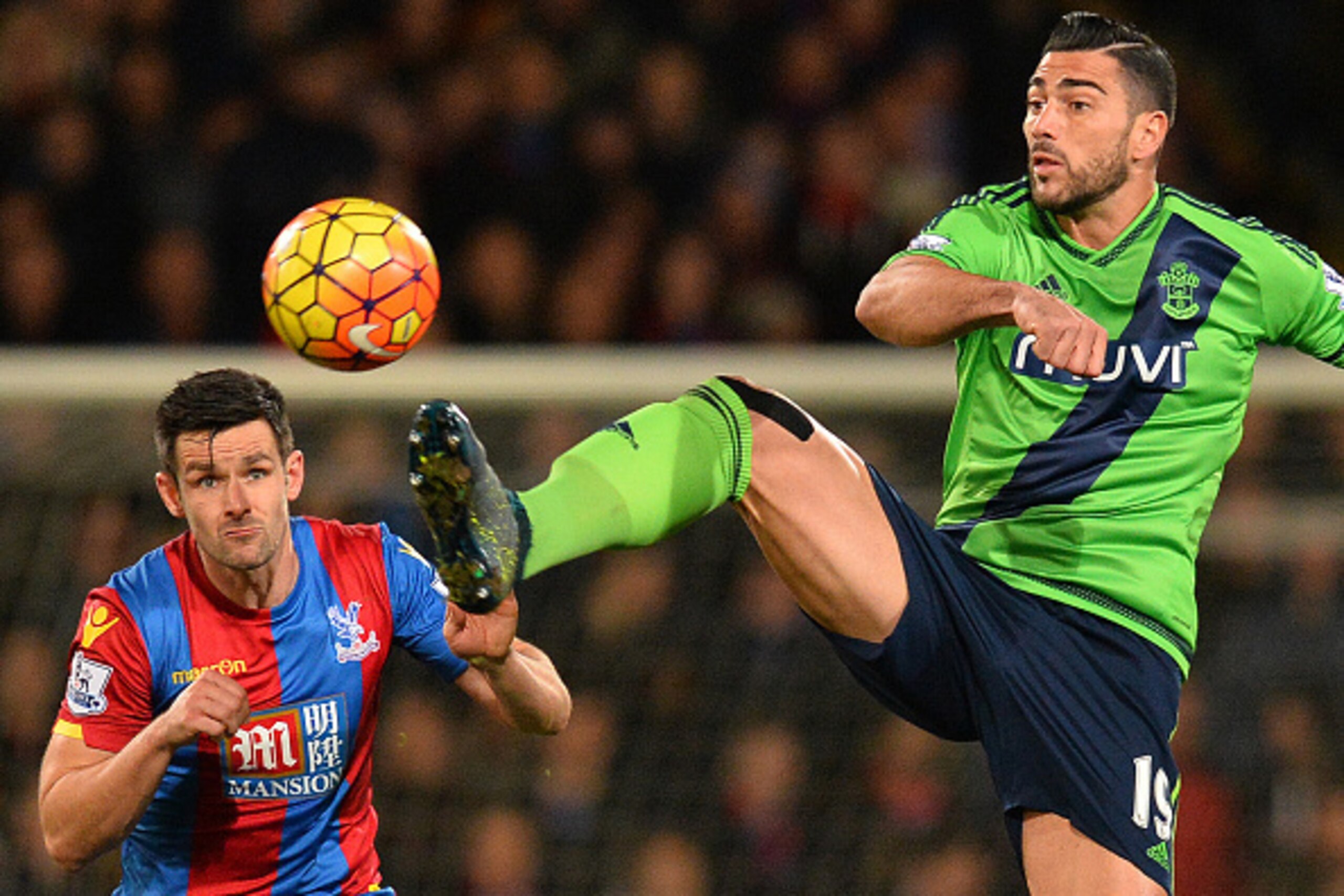 Crystal Palace's English defender Scott Dann (L) vies with Southampton's Italian striker Graziano Pelle during the English Premier League football match between Crystal Palace and Southampton at Selhurst Park in south London on December 12, 2015. AFP PHOT