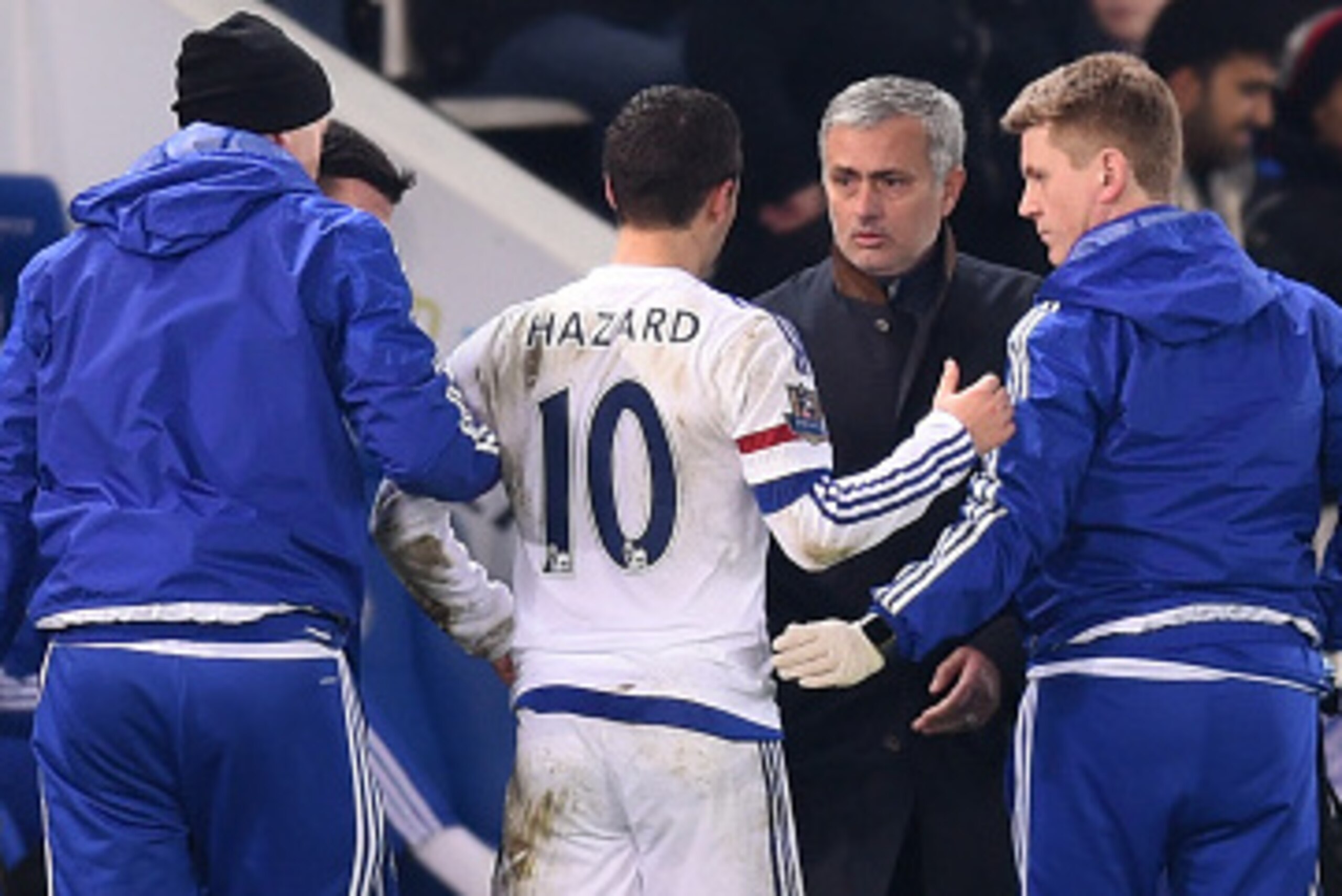 LEICESTER, ENGLAND - DECEMBER 14:  Jose Mourinho the manager of Chelsea speaks with Eden Hazard of Chelsea as he receives medical treatment during the Barclays Premier League match between Leicester City and Chelsea at the King Power Stadium on December14