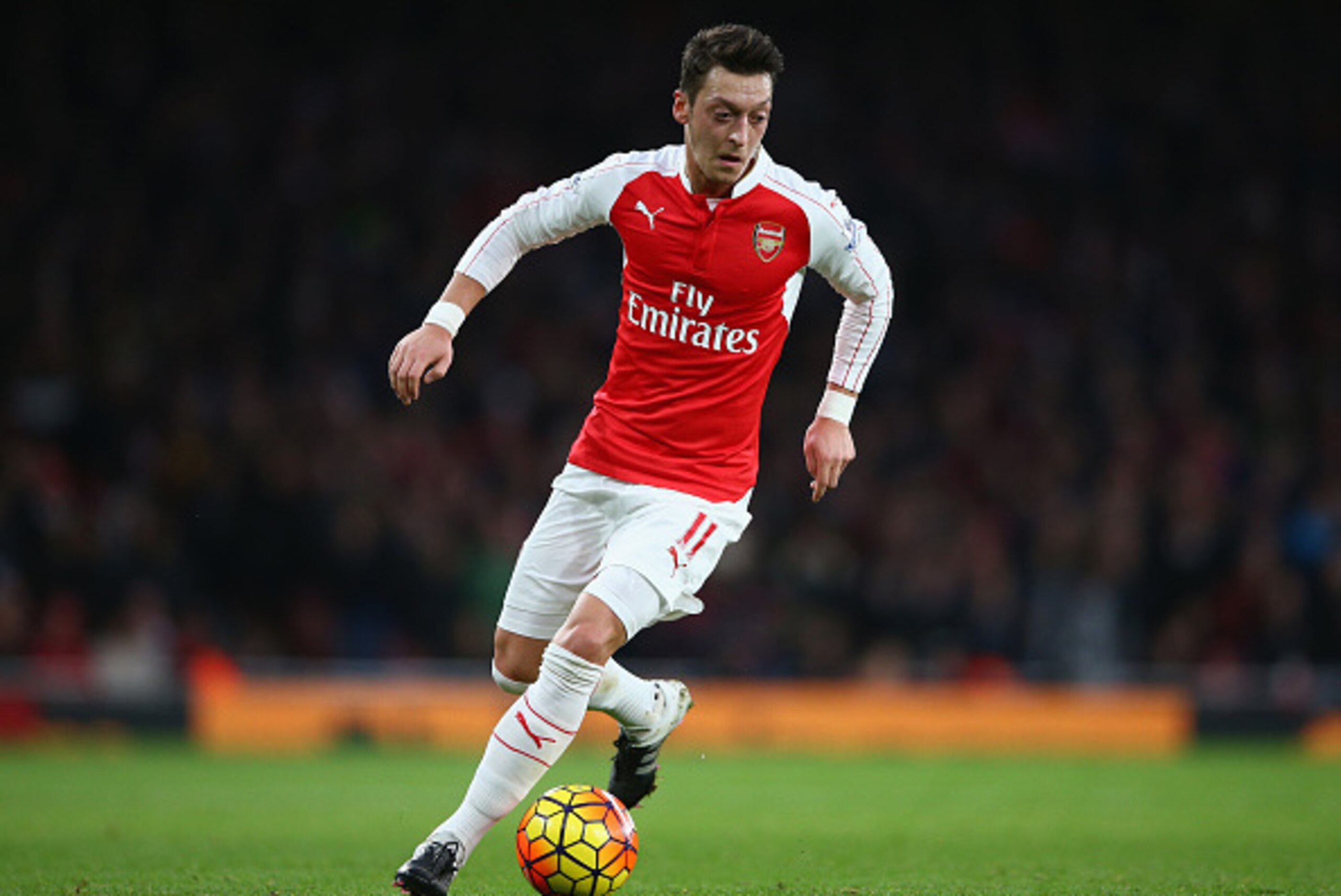 LONDON, ENGLAND - DECEMBER 05:  Mesut Ozil of Arsenal in action during the Barclays Premier League match between Arsenal and Sunderland at Emirates Stadium on December 5, 2015 in London, England.  (Photo by Paul Gilham/Getty Images)
