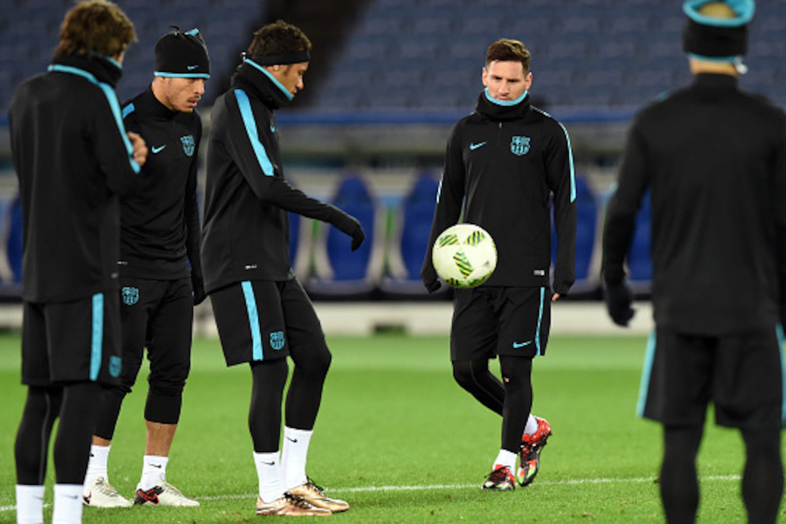 Barcelona forwards Lionel Messi (2nd R) and forward Neymar (C) attend a training session at the Club World Cup football tournament in Yokohama on December 19, 2015.   AFP PHOTO / TOSHIFUMI KITAMURA / AFP / TOSHIFUMI KITAMURA        (Photo credit should re