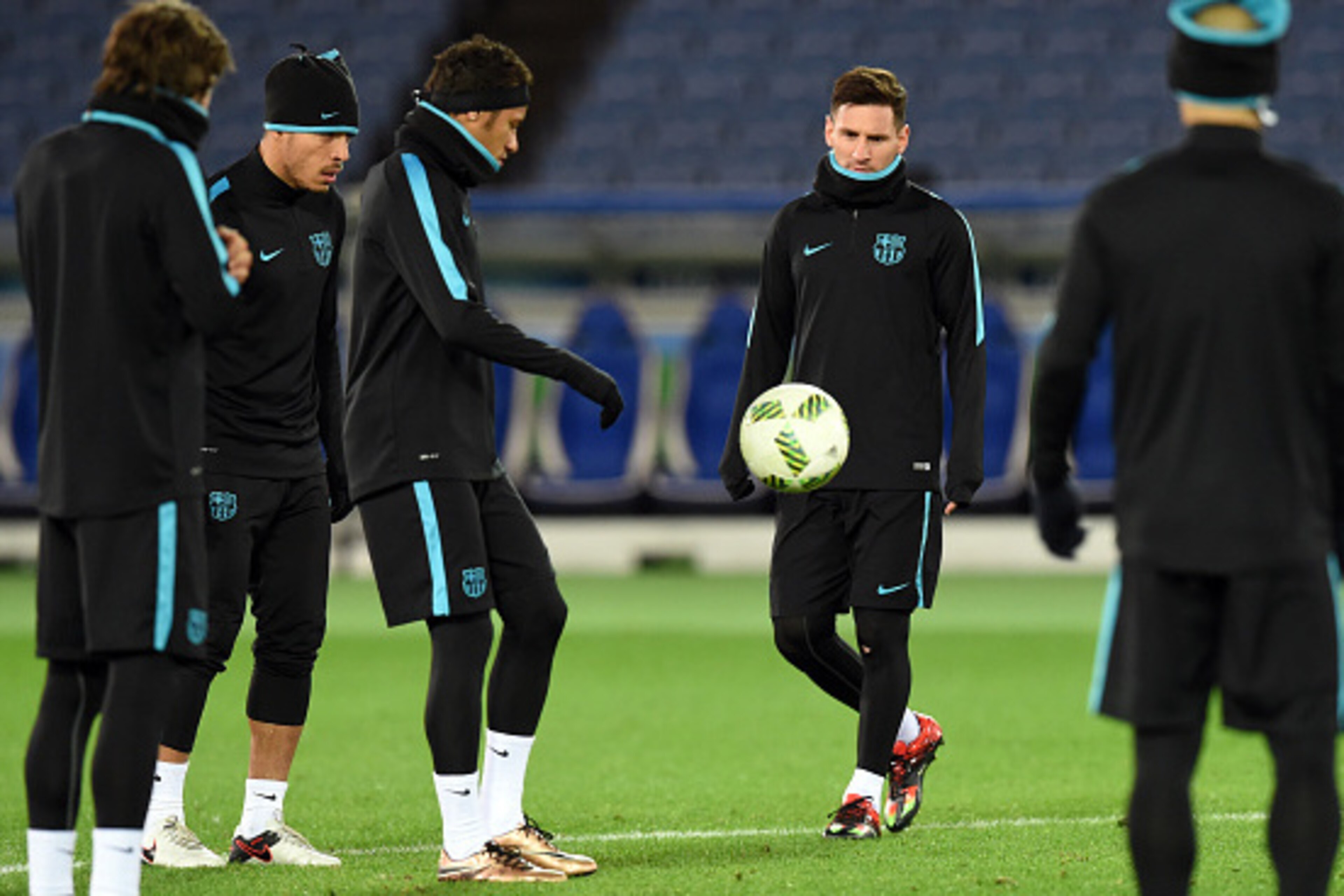 Barcelona forwards Lionel Messi (2nd R) and forward Neymar (C) attend a training session at the Club World Cup football tournament in Yokohama on December 19, 2015.   AFP PHOTO / TOSHIFUMI KITAMURA / AFP / TOSHIFUMI KITAMURA        (Photo credit should re