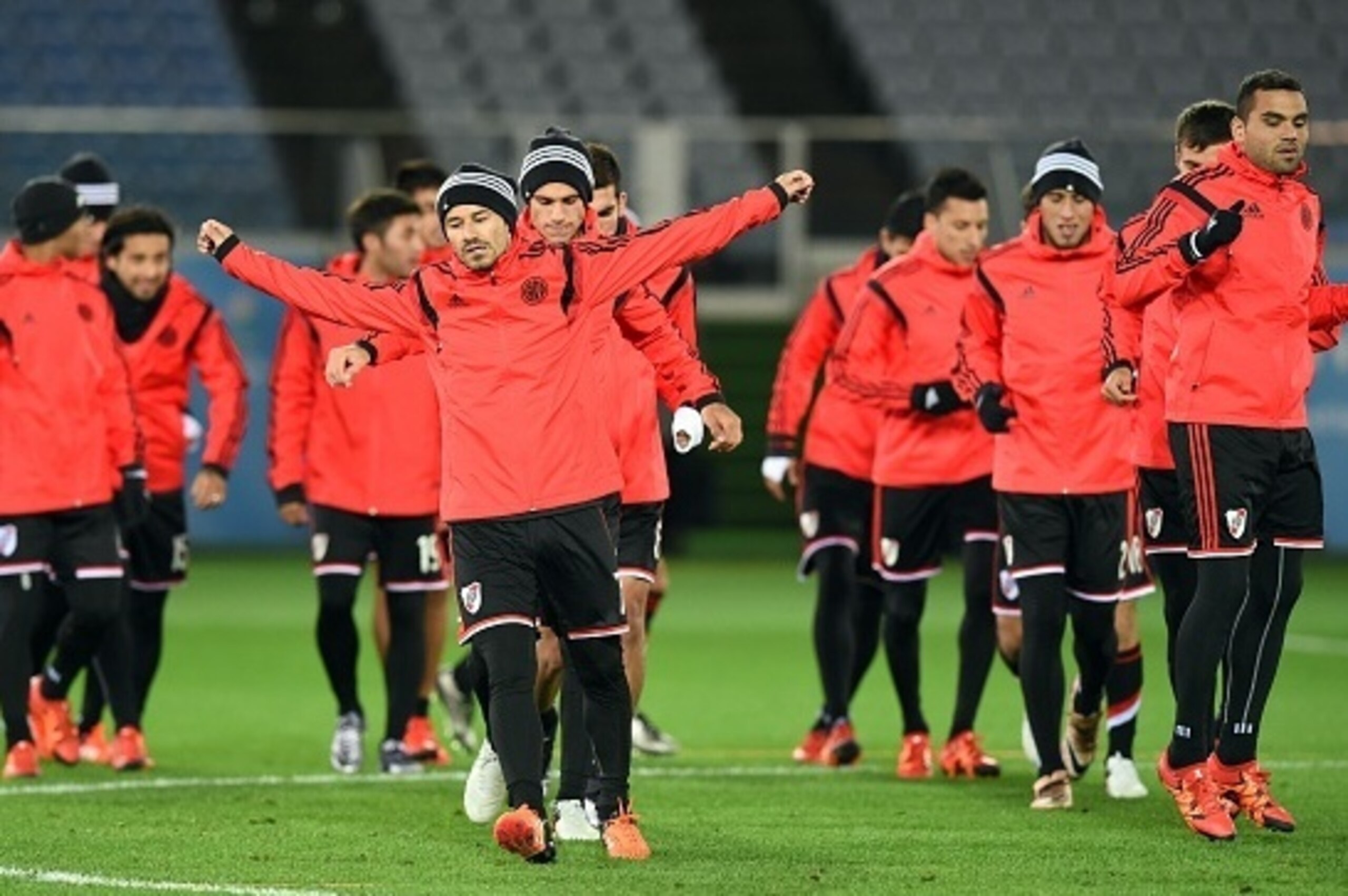 River Plate forward Rodrigo Mora (centre L) jogs with his teammates during a training session at the Club World Cup football tournament in Yokohama on December 19, 2015. AFP PHOTO / TOSHIFUMI KITAMURA / AFP / TOSHIFUMI KITAMURA        (Photo credit should