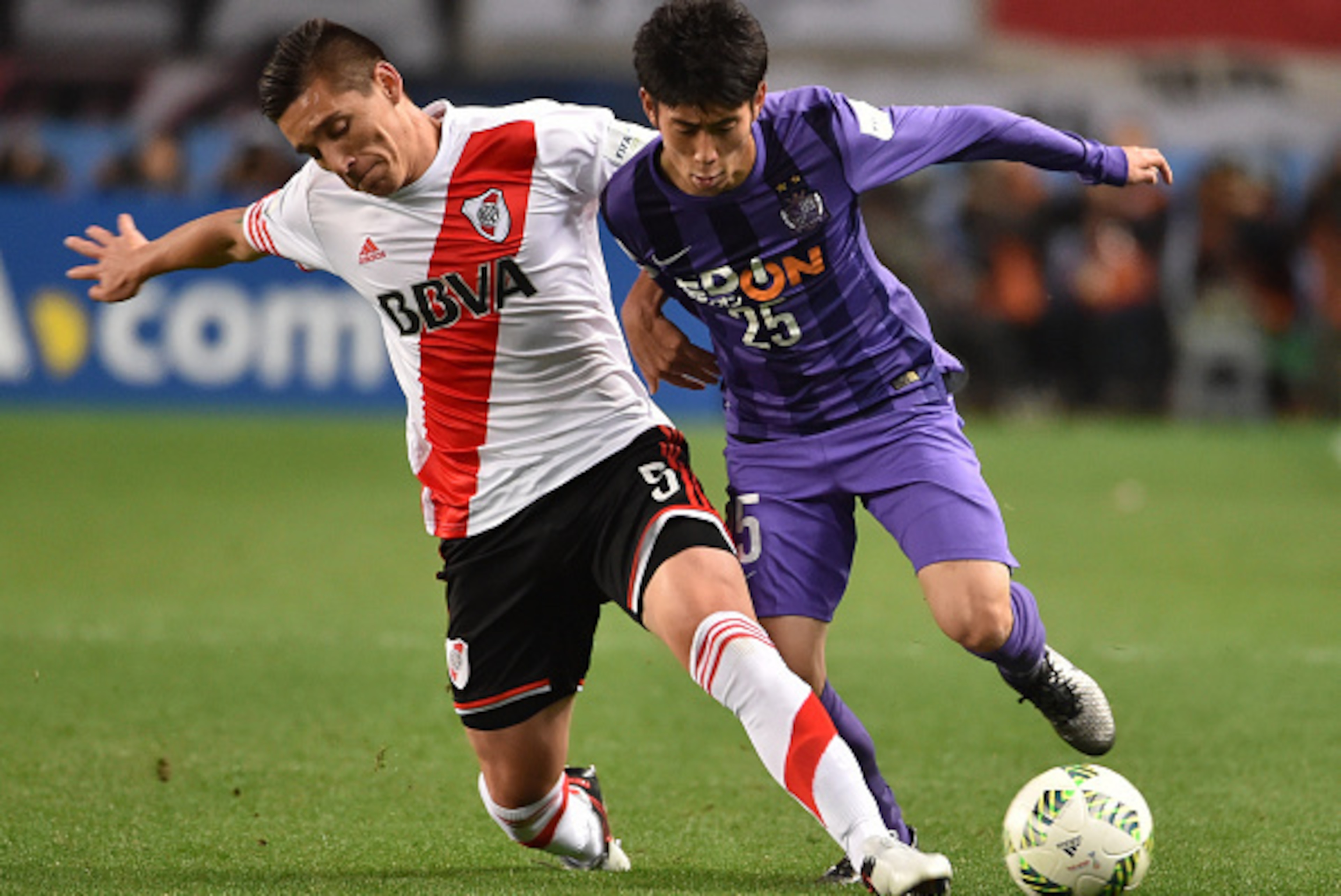 Sanfrecce Hiroshima midfielder Yusuke Chajima (R) and River Plate midfielder Matias Kranevitter (R) fight for the ball during the Club World Cup semi-final football match in Osaka on December 16, 2015. AFP PHOTO / KAZUHIRO NOGI / AFP / KAZUHIRO NOGI      