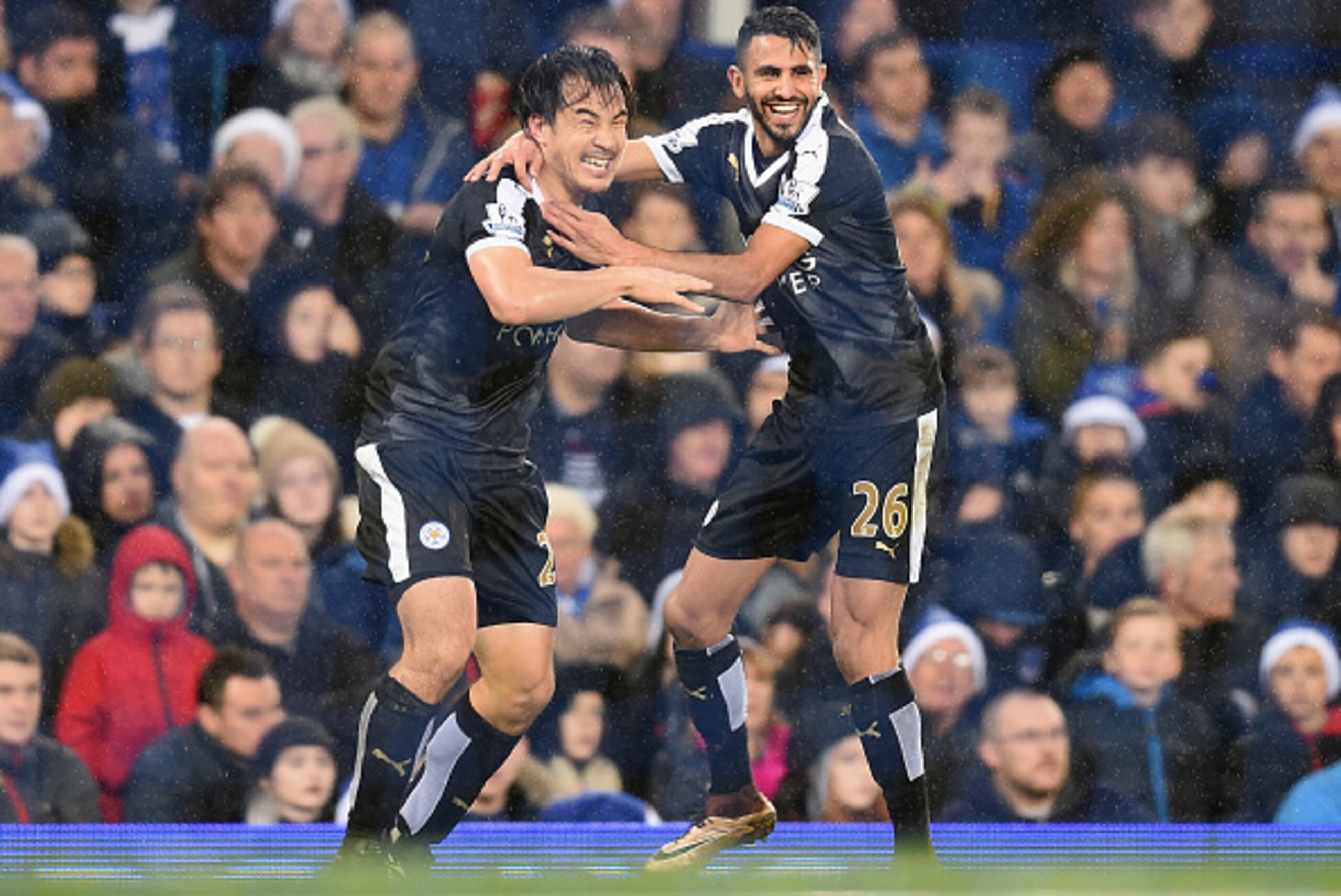 LIVERPOOL, ENGLAND - DECEMBER 19:  Shinji Okazaki (L) of Leicester City celebrates scoring his team's third goal with his team mate Riyad Mahrez (R) during the Barclays Premier League match between Everton and Leicester City at Goodison Park on December 1