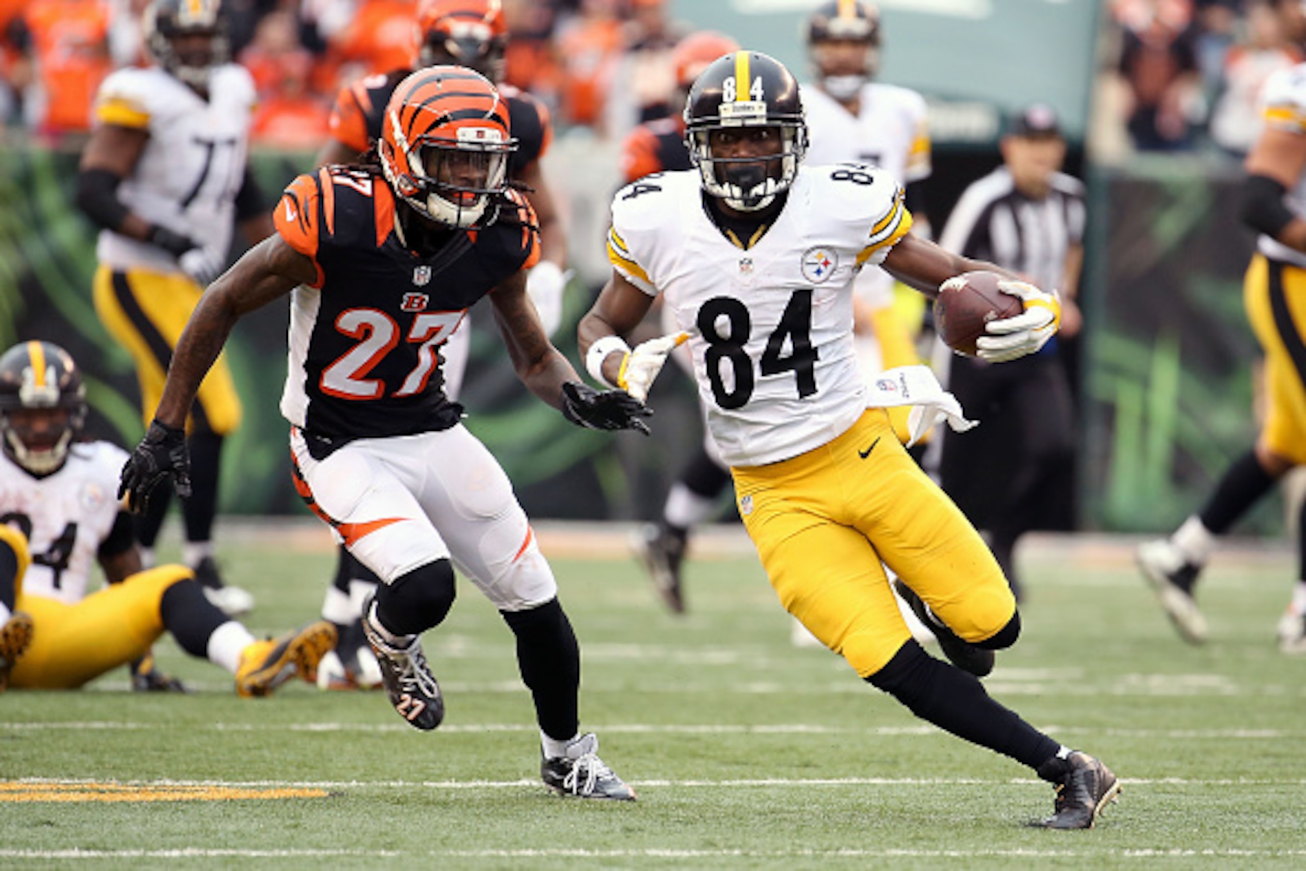 CINCINNATI, OH - DECEMBER 13:  Dre Kirkpatrick #27 of the Cincinnati Bengals chases after Antonio Brown #84 of the Pittsburgh Steelers during the third quarter at Paul Brown Stadium on December 13, 2015 in Cincinnati, Ohio. (Photo by Andy Lyons/Getty Imag