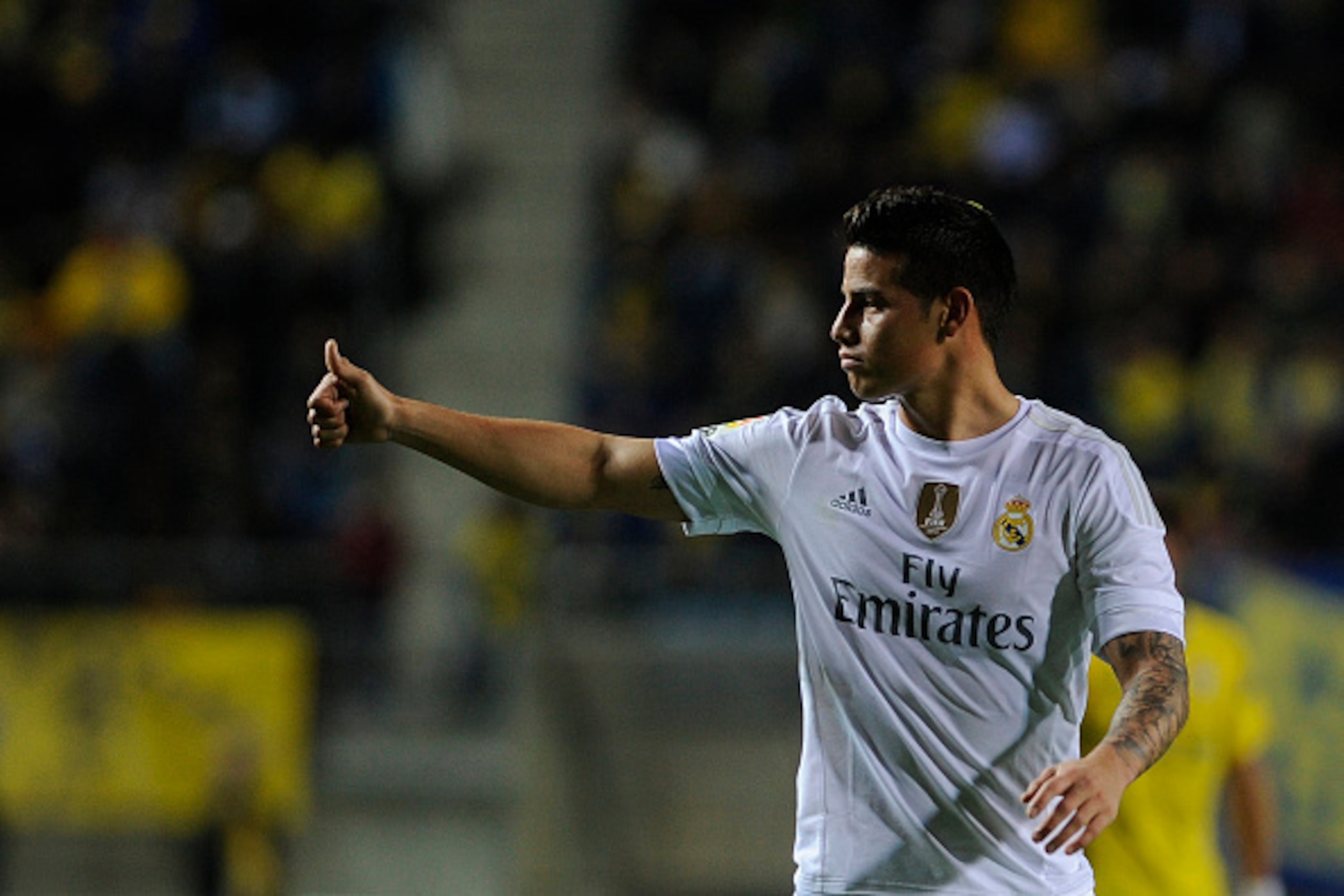 Real Madrid's Colombian midfielder James Rodriguez gives the thumbs up during the Spanish Copa del Rey (King's Cup) football match Cadiz CF vs Real Madrid at the Ramon de Carranza in Cadiz on December 2, 2015.  AFP PHOTO / CRISTINA QUICLER / AFP / CRISTIN