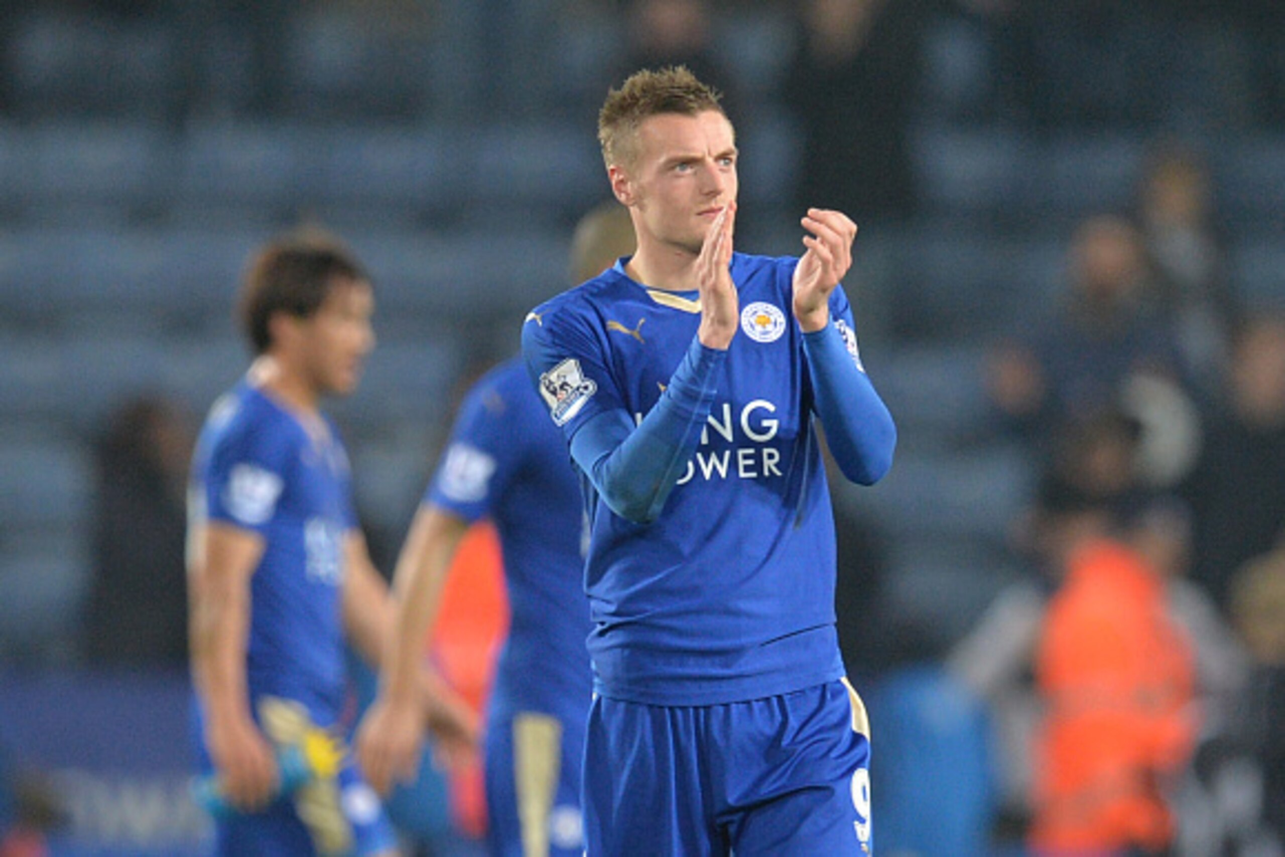 Leicester City's English striker Jamie Vardy applauds the fans after winning the English Premier League football match between Leicester City and Chelsea at the King Power Stadium in Leicester, central England on December 14, 2015. 
AFP PHOTO / PAUL ELLIS