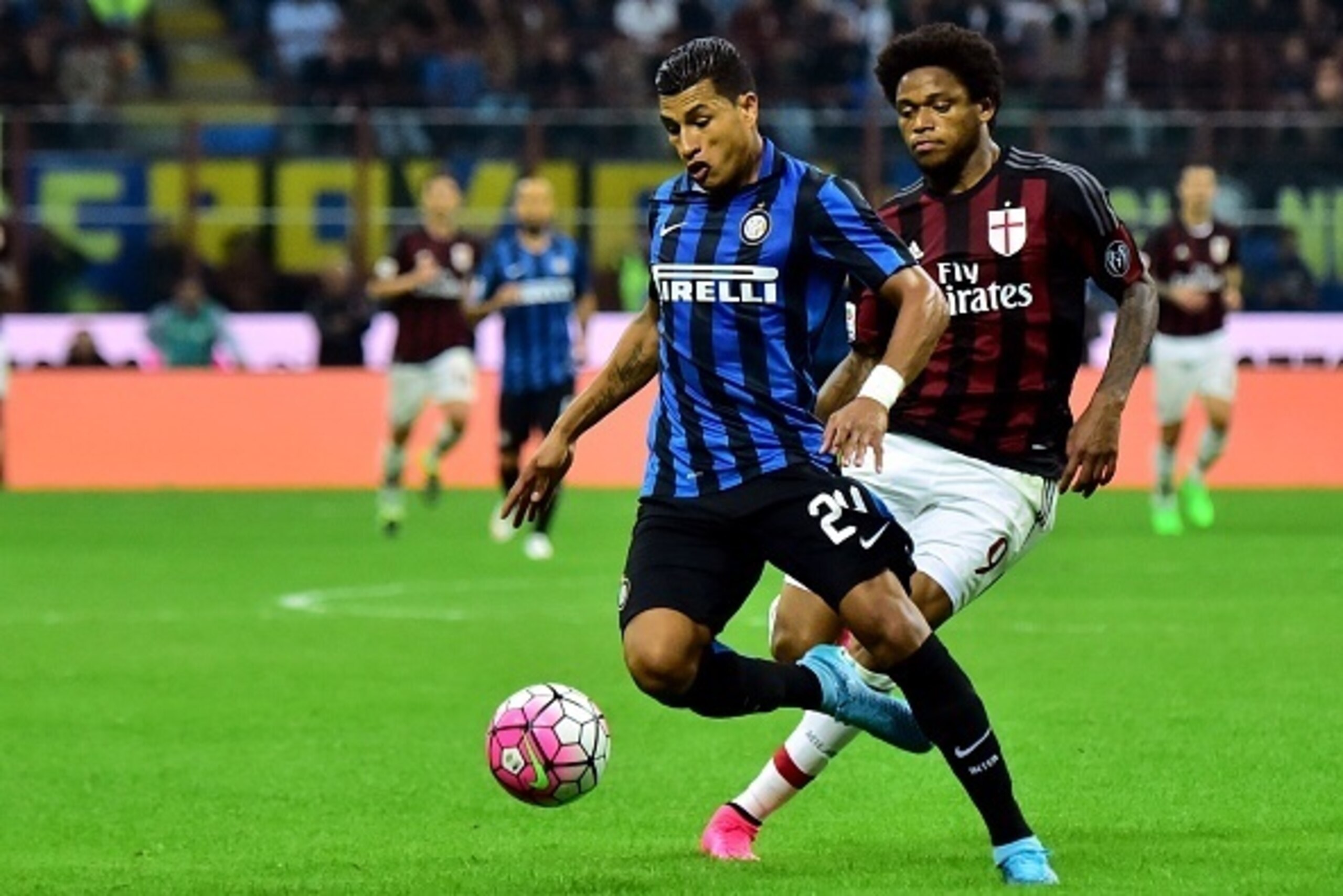 Inter Milan's Colombian defender Jeison Murillo (L) challenges AC Milan's Brazilian forward Luiz Adriano during the Serie A football match between Inter Milan and AC Milan at San Siro Stadium in Milan on September 13, 2015 . AFP PHOTO / GIUSEPPE CACACE   