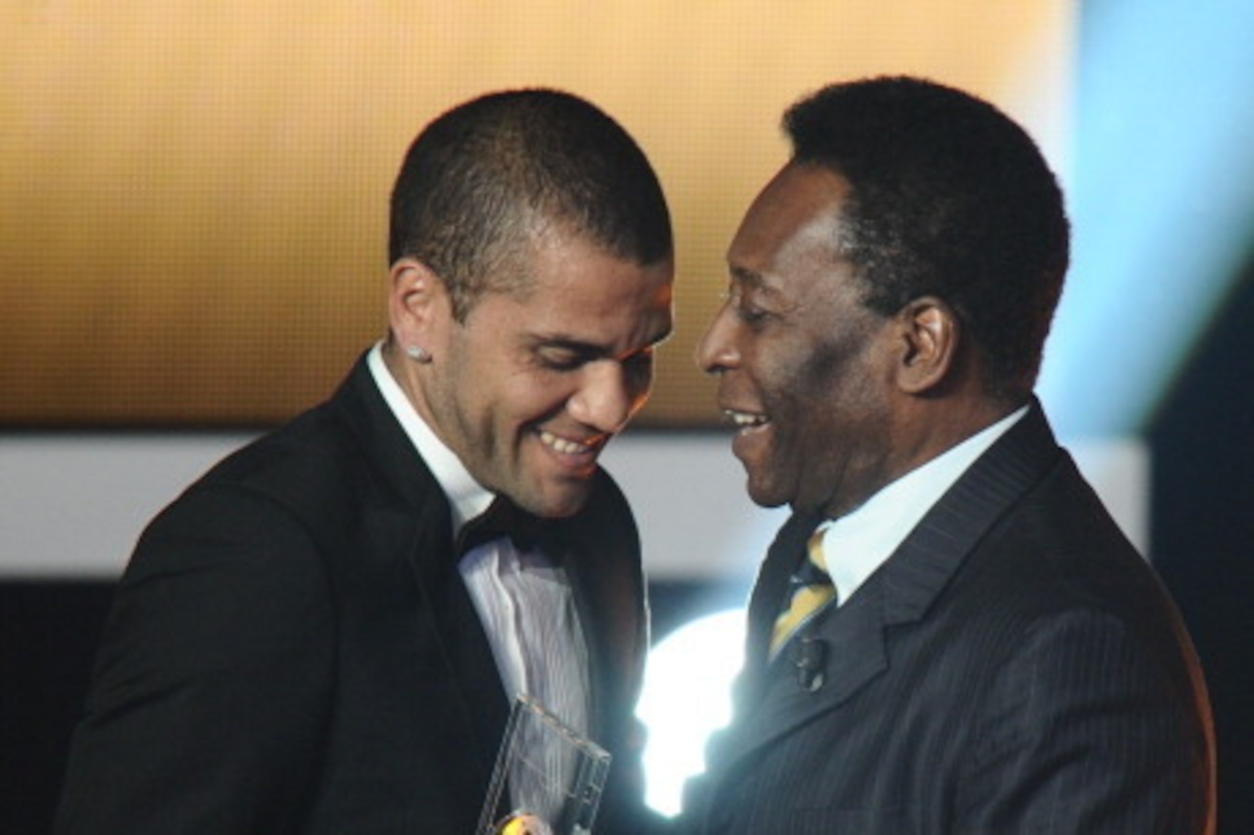 Barcelona's Brazilian Dani Alves (L) receives from Brazilian football legend Pele the FIFA/FIFPro World XI award on January 9, 2012 at the Kongresshaus in Zurich during the FIFA Ballon d'Or event.     AFP PHOTO / FABRICE COFFRINI (Photo credit should read