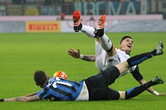 MILAN, ITALY - DECEMBER 15:  Marcelo Brozovic (down) of FC Internazionale Milano clashes with Fabio Pisacane (up) of Cagliari Calcio during the TIM Cup match between FC Internazionale Milano and Cagliari Calcio at Stadio Giuseppe Meazza on December 15, 20