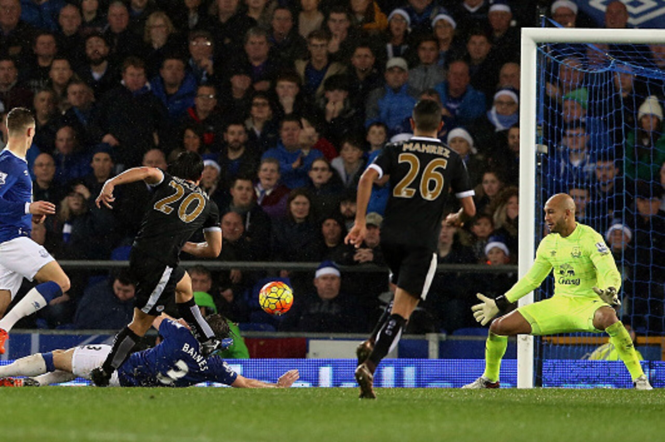 LIVERPOOL, ENGLAND - DECEMBER 19:  Shinji Okazaki of Leicester City scores his team's third goal during the Barclays Premier League match between Everton and Leicester City at Goodison Park on December 19, 2015 in Liverpool, England.  (Photo by Nigel Rodd