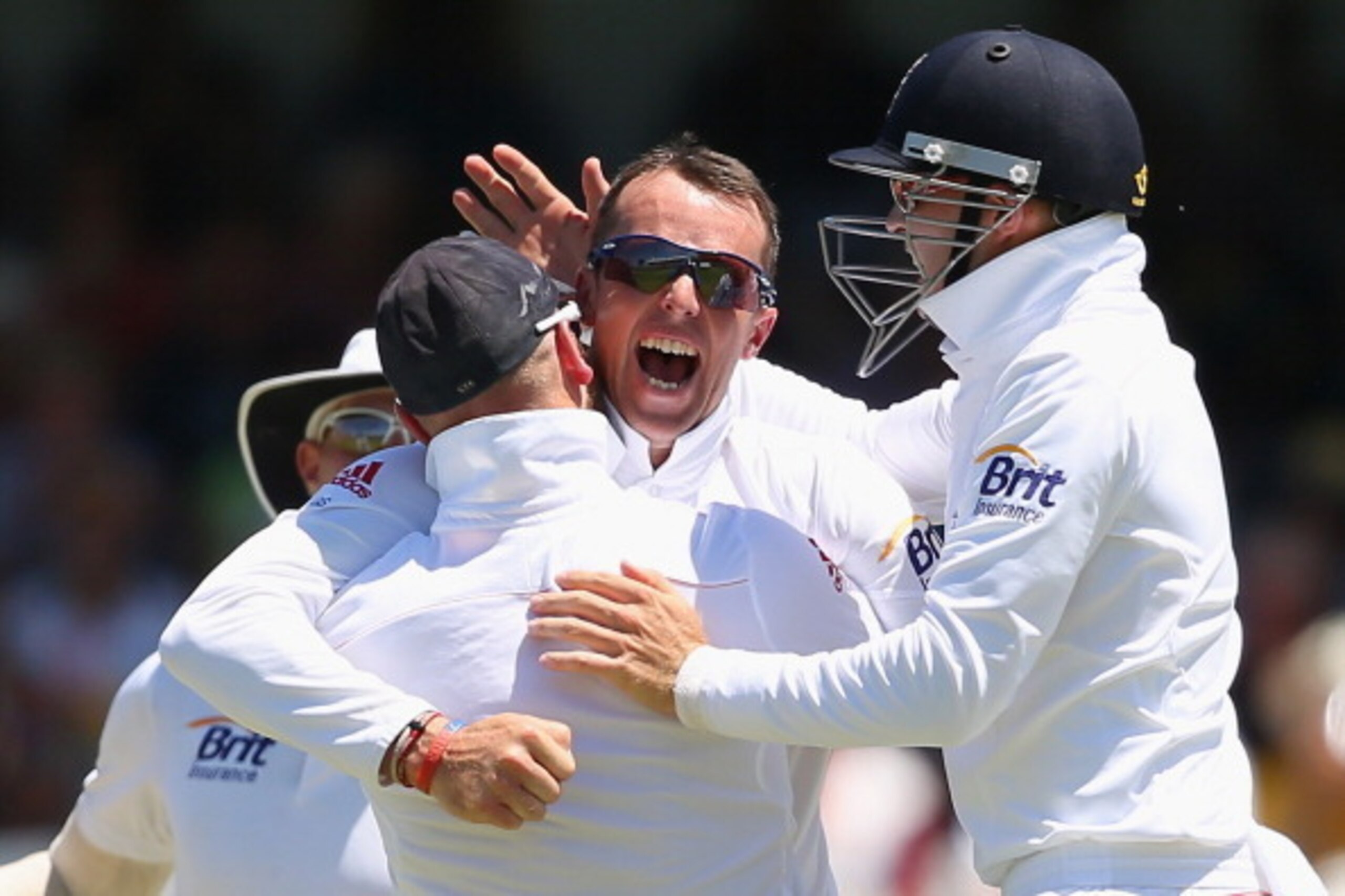 PERTH, AUSTRALIA - DECEMBER 13: Graeme Swann of England is congratulated by team mates after getting the wicket of David Warner of Australia during day one of the Third Ashes Test Match between Australia and England at WACA on December 13, 2013 in Perth, PERTH, AUSTRALIA - DECEMBER 13: Graeme Swann of England is congratulated by team mates after getting the wicket of David Warner of Australia during day one of the Third Ashes Test Match between Australia and England at WACA on December 13, 2013 in Perth,