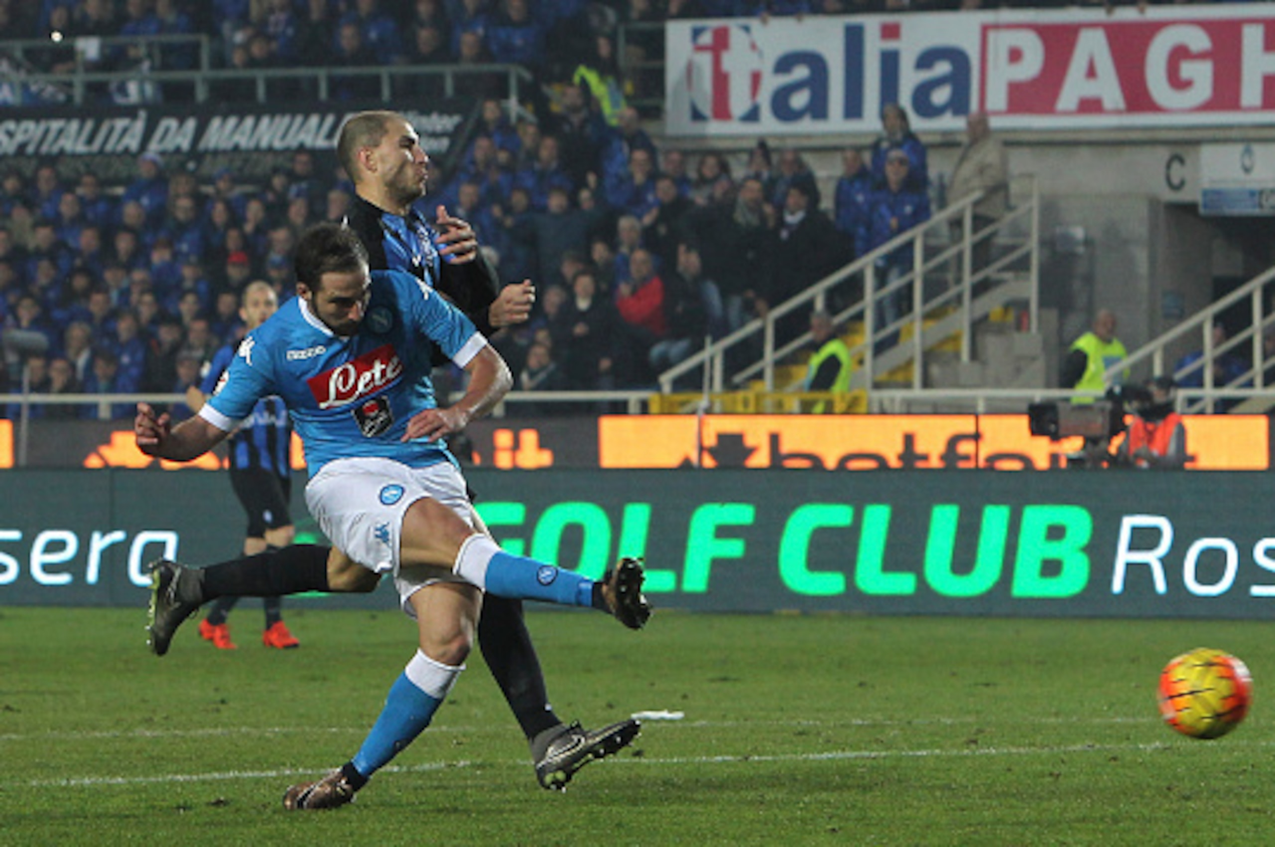 BERGAMO, ITALY - DECEMBER 20:  Gonzalo Higuain of SSC Napoli scores his second goal during the Serie A match between Atalanta BC and SSC Napoli at Stadio Atleti Azzurri d'Italia on December 20, 2015 in Bergamo, Italy.  (Photo by Marco Luzzani/Getty Images