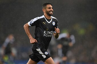 LIVERPOOL, ENGLAND - DECEMBER 19:  Riyad Mahrez of Leicester City celebrates scoring his team's second goal from the penalty spot during the Barclays Premier League match between Everton and Leicester City at Goodison Park on December 19, 2015 in Liverpoo