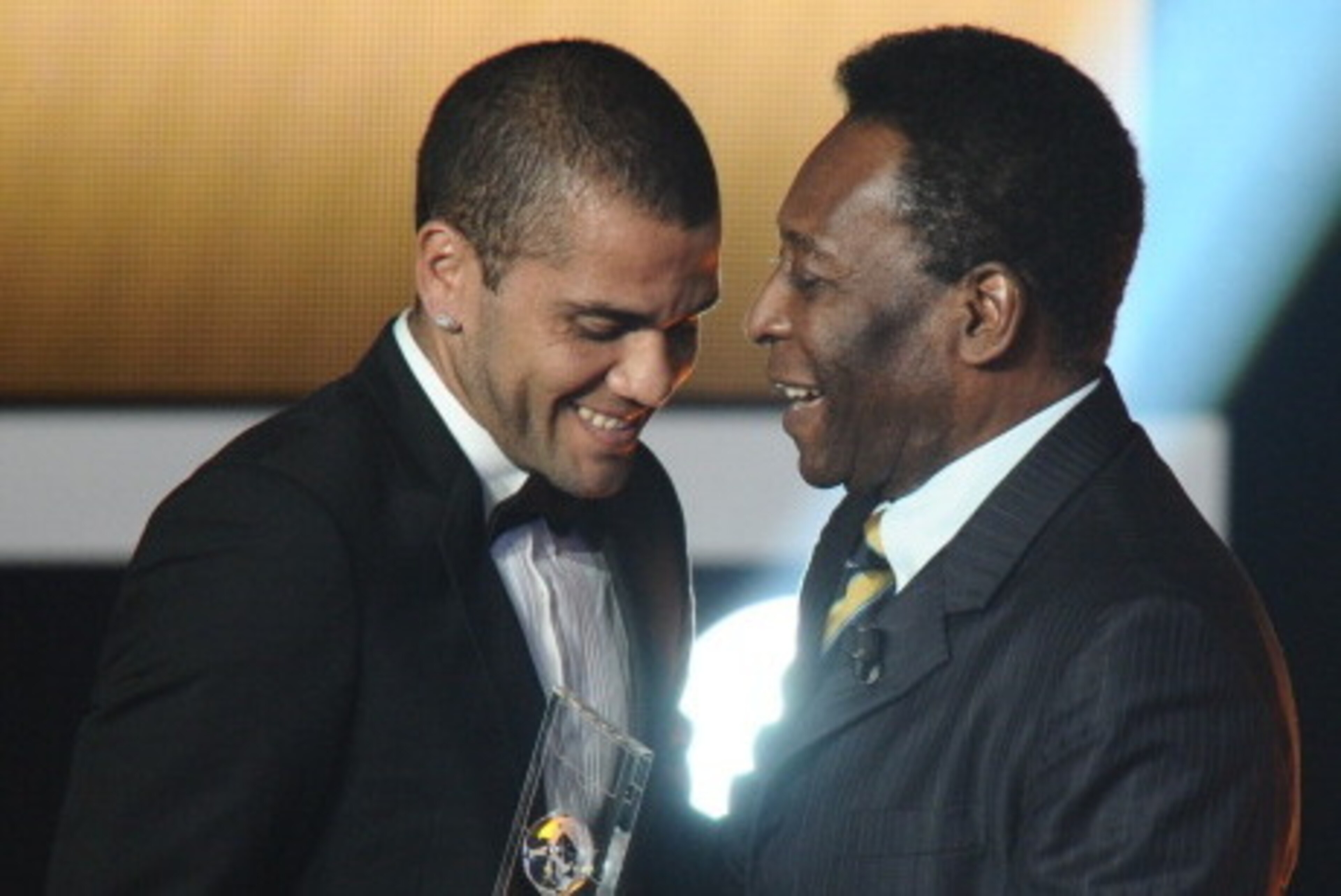 Barcelona's Brazilian Dani Alves (L) receives from Brazilian football legend Pele the FIFA/FIFPro World XI award on January 9, 2012 at the Kongresshaus in Zurich during the FIFA Ballon d'Or event. AFP PHOTO / FABRICE COFFRINI (Photo credit should read Barcelona's Brazilian Dani Alves (L) receives from Brazilian football legend Pele the FIFA/FIFPro World XI award on January 9, 2012 at the Kongresshaus in Zurich during the FIFA Ballon d'Or event. AFP PHOTO / FABRICE COFFRINI (Photo credit should read