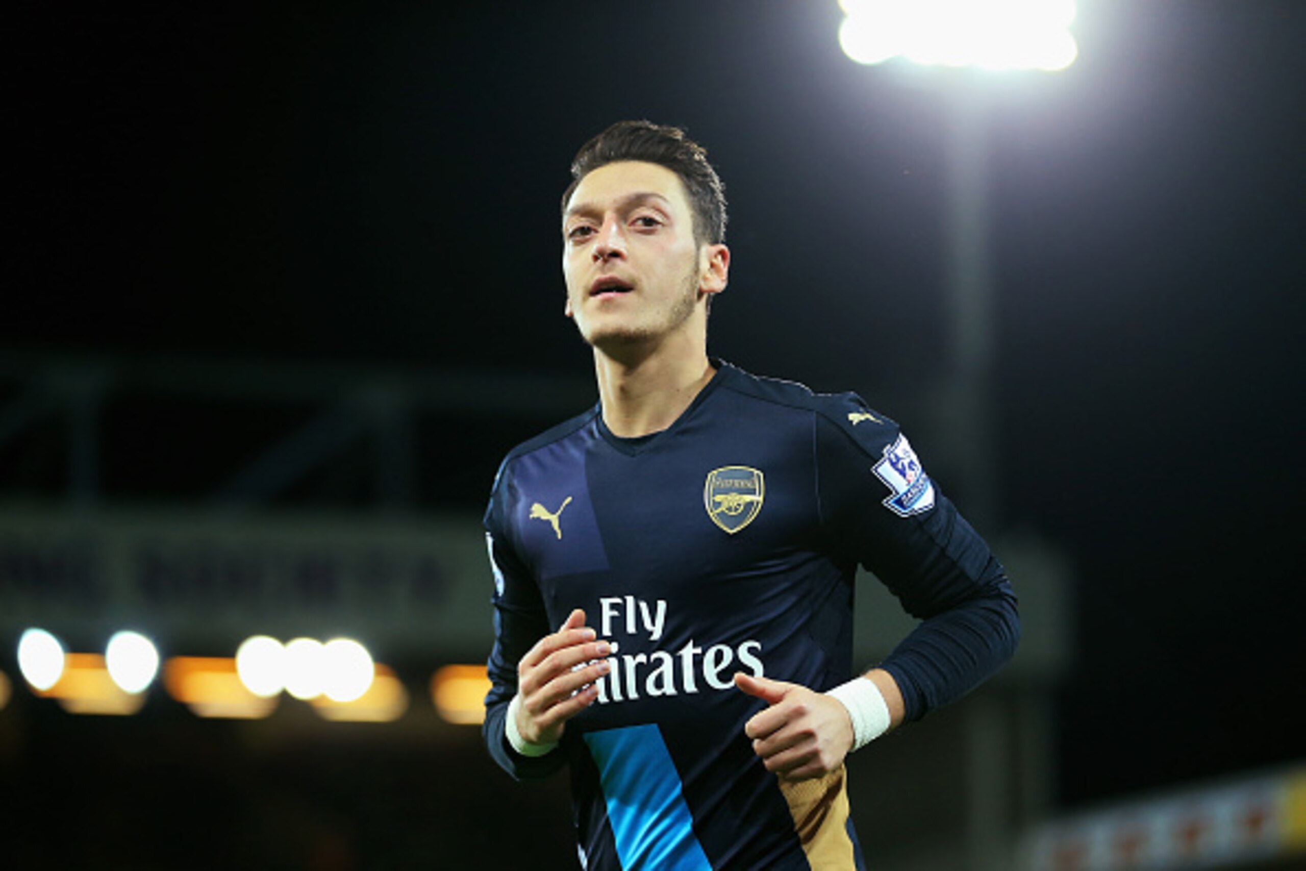 NORWICH, ENGLAND - NOVEMBER 29:  Mesut Oezil of Arsenal looks on during the Barclays Premier League match between Norwich City and Arsenal at Carrow Road on November 29, 2015 in Norwich, England.  (Photo by Stephen Pond/Getty Images)
