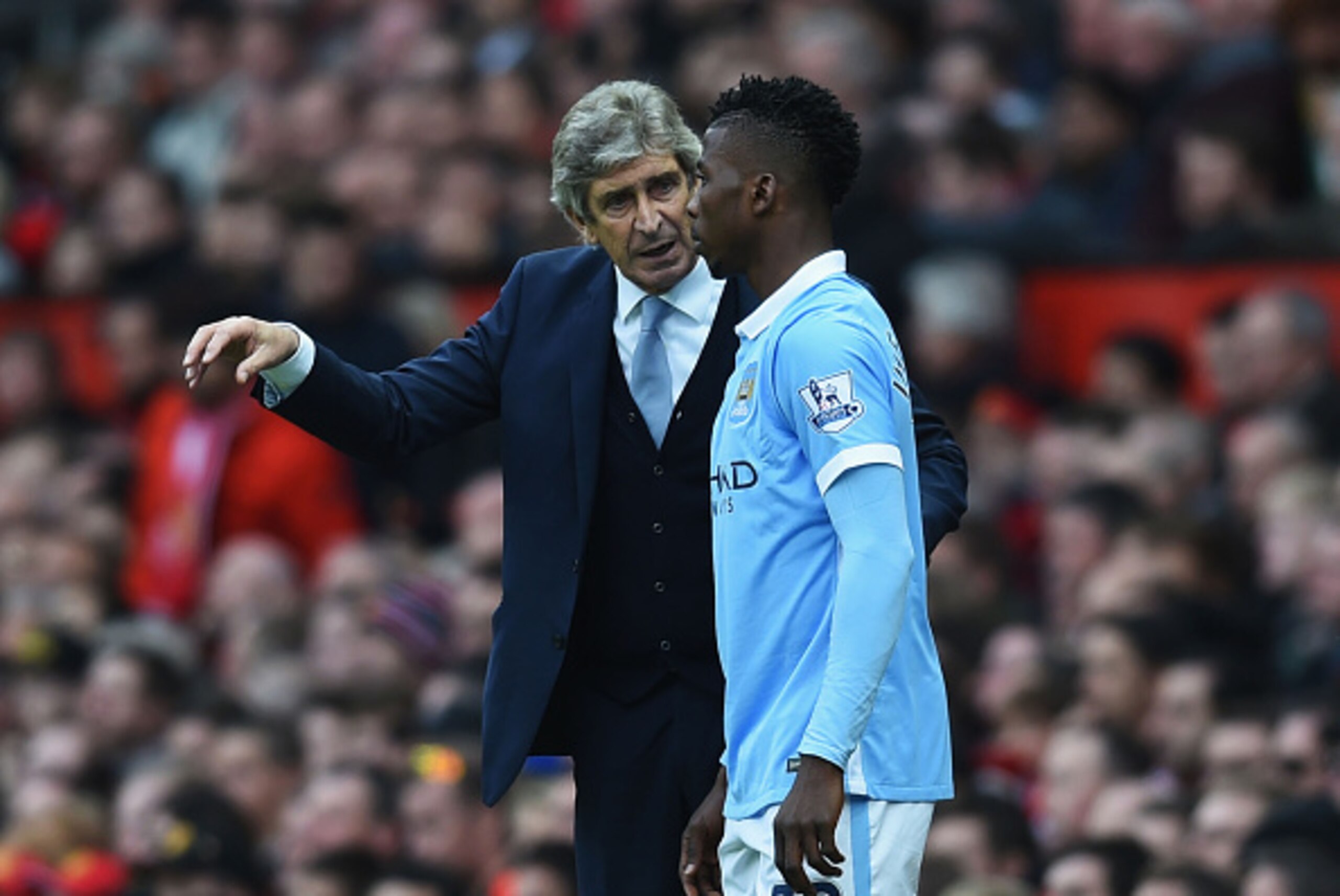 MANCHESTER, ENGLAND - OCTOBER 25:  Manuel Pellegrini, manager of Manchester City instructs Kelechi Iheanacho at the sideline during the Barclays Premier League match between Manchester United and Manchester City at Old Trafford on October 25, 2015 in Manc