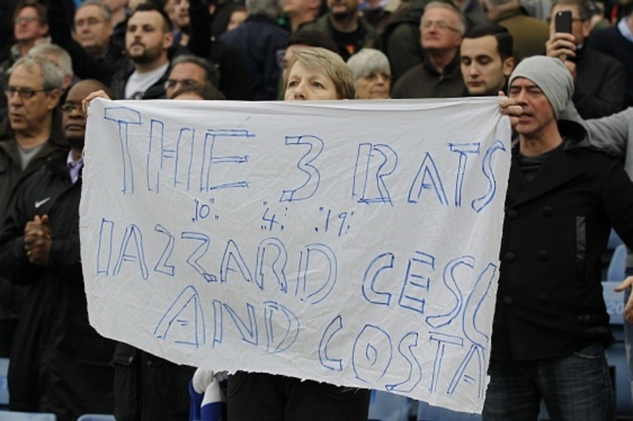 A supporter holds a banner against certain Chelsea players before the English Premier League football match between Chelsea and Sunderland at Stamford Bridge in London on December 19, 2015. 
AFP PHOTO / IAN KINGTON
RESTRICTED TO EDITORIAL USE. NO USE WITH