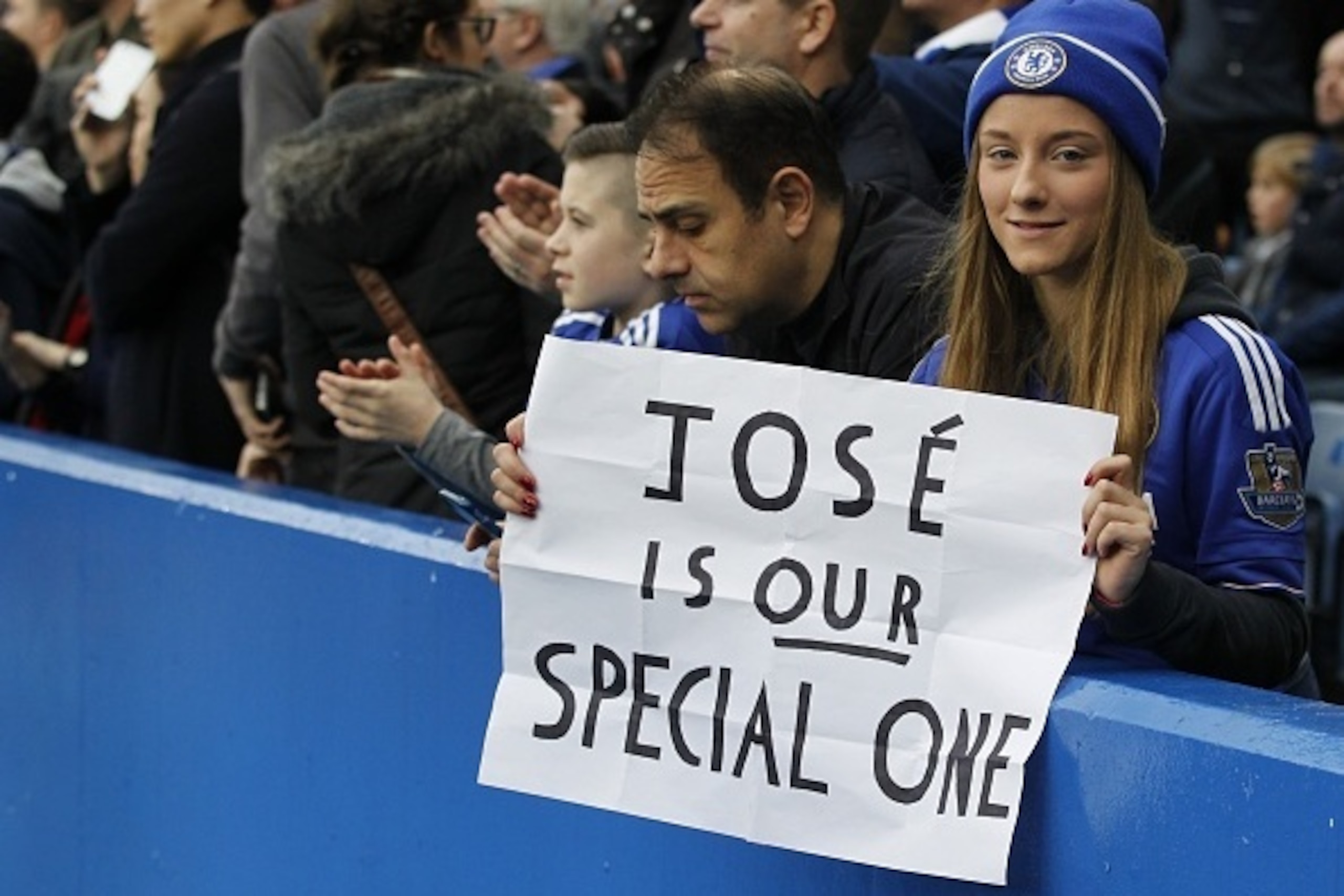 Fans show their support for sacked manager Jose Mourinho during the English Premier League football match between Chelsea and Sunderland at Stamford Bridge in London on December 19, 2015. 
AFP PHOTO / IAN KINGTON
RESTRICTED TO EDITORIAL USE. NO USE WITH U