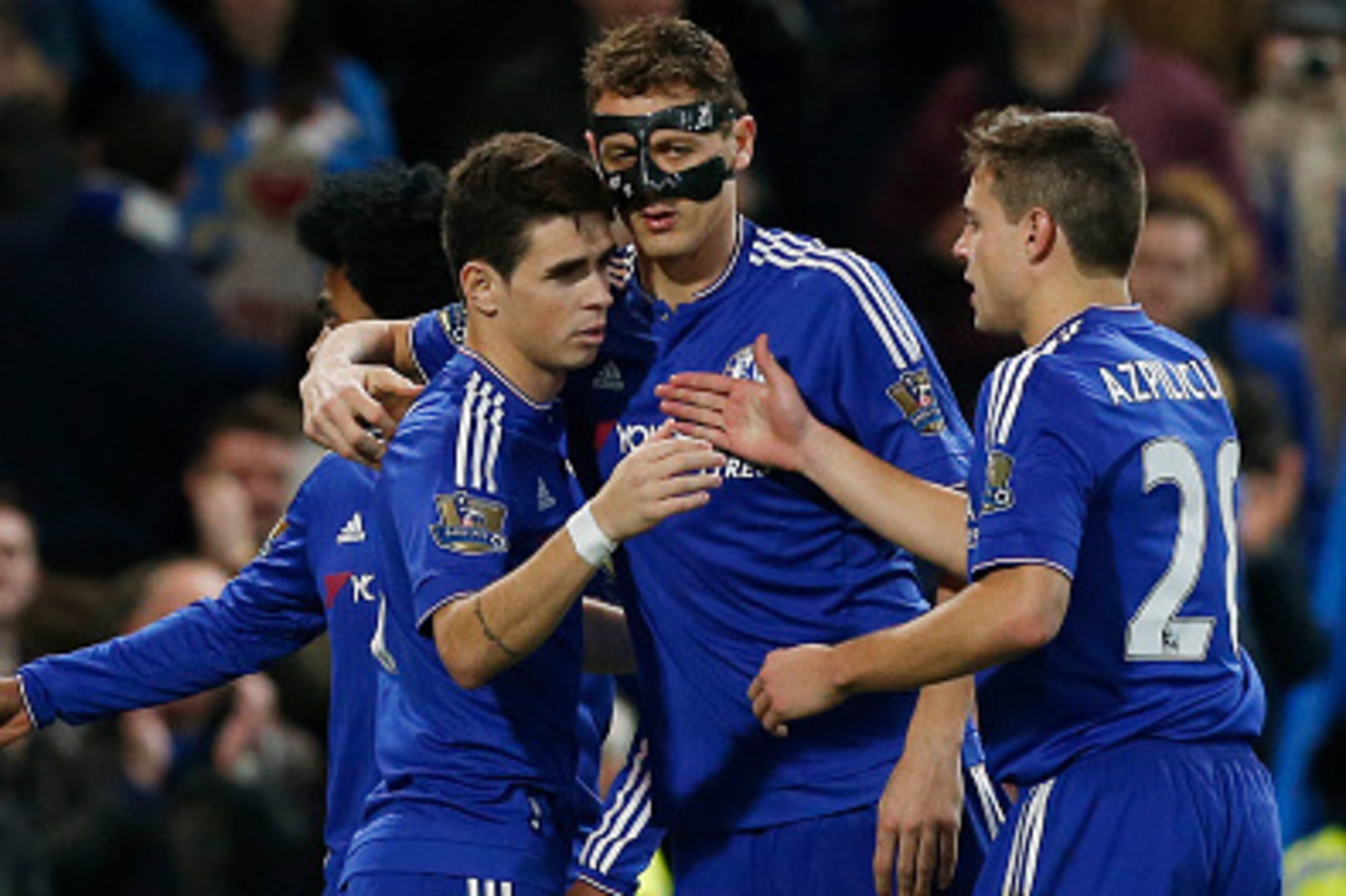Chelsea's Brazilian midfielder Oscar (L) celebrates with Chelsea's Serbian midfielder Nemanja Matic and Chelsea's Spanish defender Cesar Azpilicueta after scoring a penalty during the English Premier League football match between Chelsea and Sunderland at