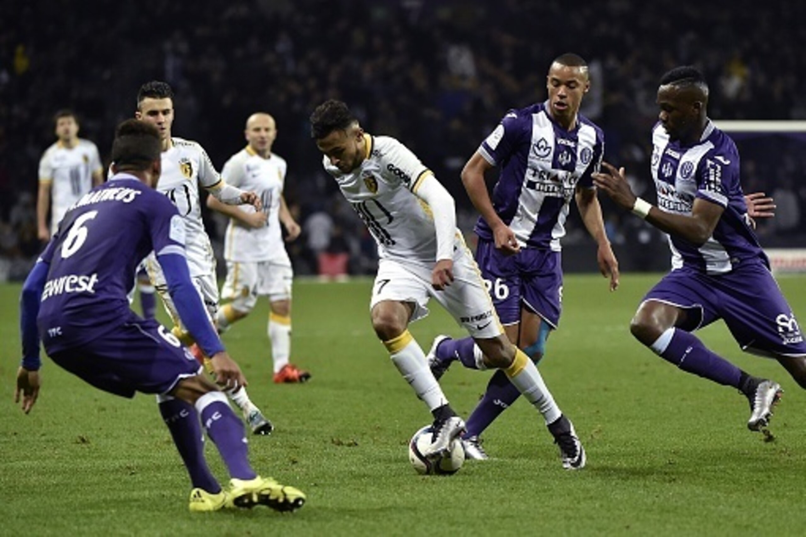 Lille's French midfielder Sofiane Boufal (C) runs with the ball during the French L1 football match between Toulouse (TFC) and Lille (LOSC) on December 19, 2015 at the Municipal Stadium in Toulouse, southern france. AFP PHOTO / PASCAL PAVANI / AFP / PASCA