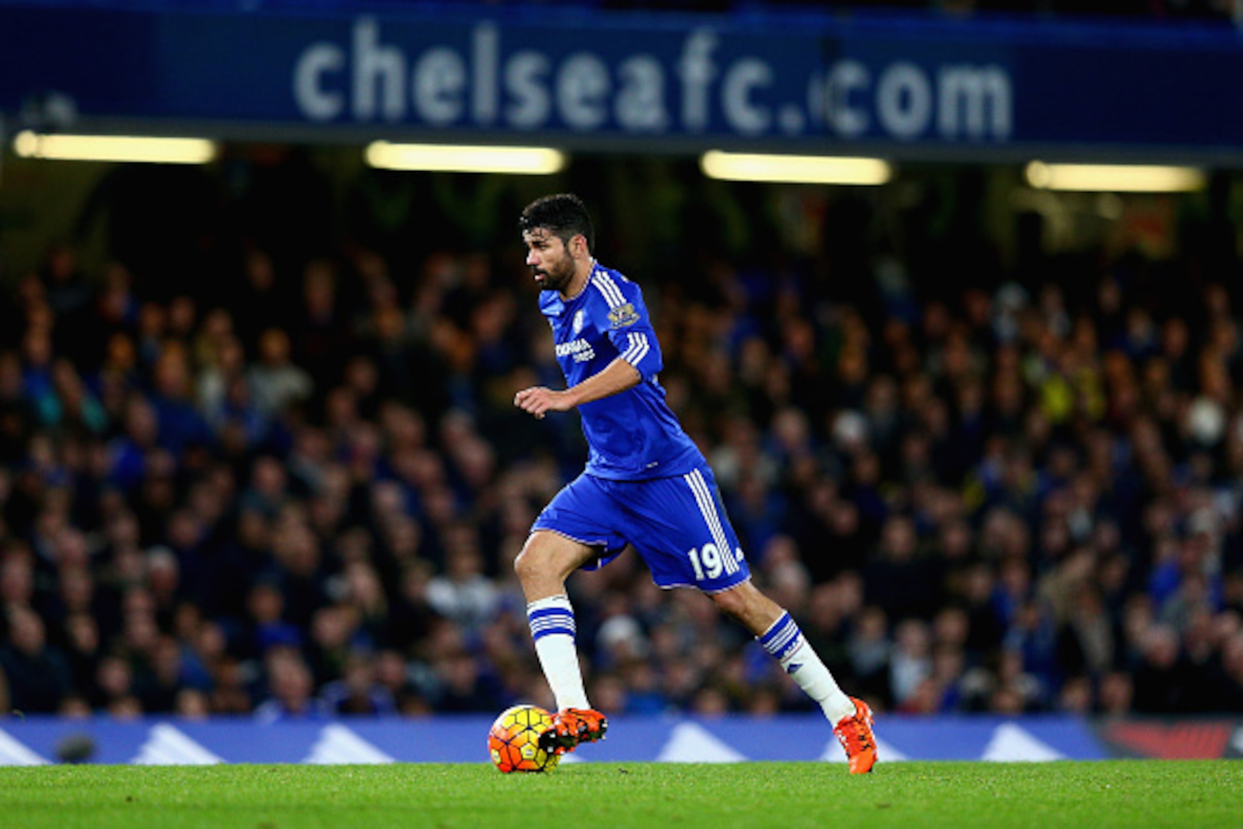 LONDON, ENGLAND - DECEMBER 19:  Diego Costa of Chelsea in action during the Barclays Premier League match between Chelsea and Sunderland at Stamford Bridge on December 19, 2015 in London, England.  (Photo by Clive Mason/Getty Images)