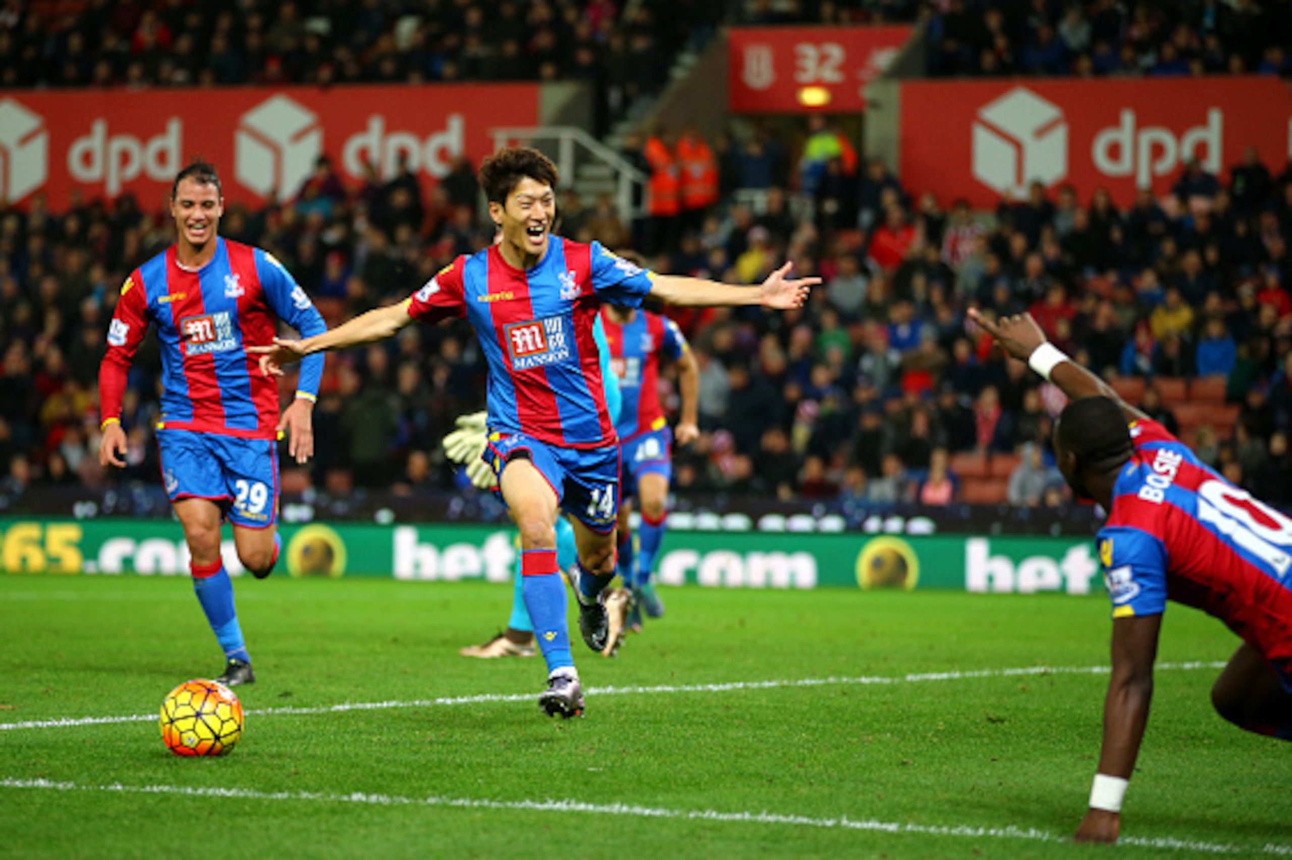 STOKE ON TRENT, ENGLAND - DECEMBER 19:  Lee Chung-Yong of Crystal Palace celebrates scoring his team's second goal during the Barclays Premier League match between Stoke City and Crystal Palace at the Britannia Stadium on December 19, 2015 in Stoke on Tre