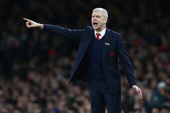 LONDON, ENGLAND - DECEMBER 21:  Arsene Wenger, manager of Arsenal gives instructions during the Barclays Premier League match between Arsenal and Manchester City at Emirates Stadium on December 21, 2015 in London, England.  (Photo by Clive Rose/Getty Imag