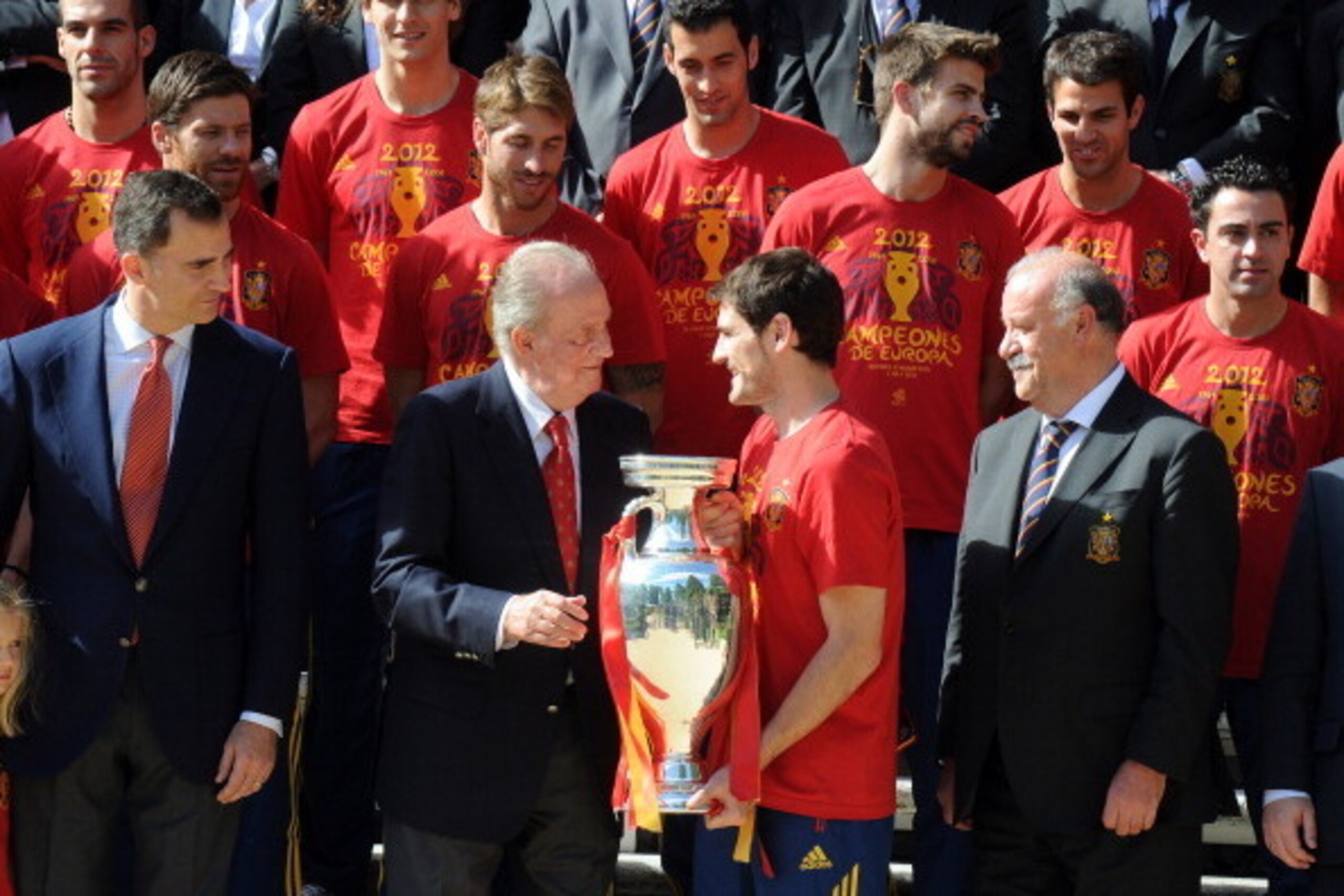 Spanish national football team goalkeeper and captain Iker Casillas (2nd R) and coach Vicente del Bosque (R) show the trophy of the Euro 2012 championships to Spanish King Juan Carlos (2nd L) and Crown Prince Felipe (L) on July 2, 2012 at the Zarzuela pal