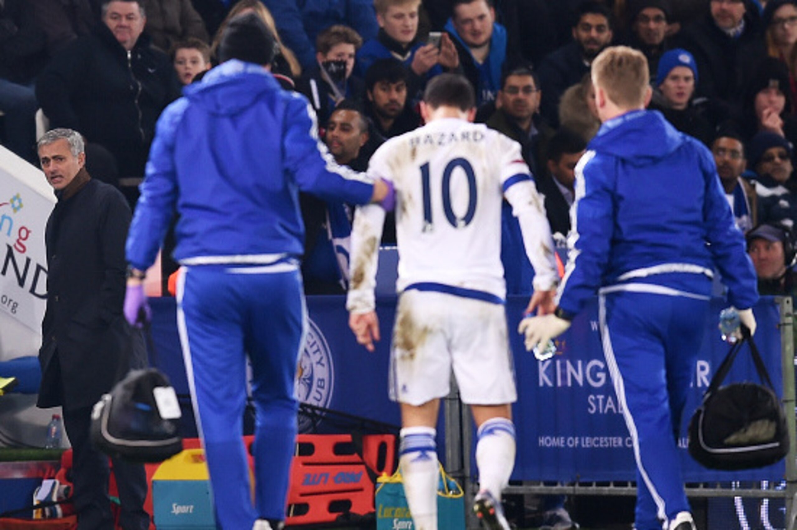 LEICESTER, ENGLAND - DECEMBER 14:  A worried Jose Mourinho the manager of Chelsea looks on as Eden Hazard of Chelsea leaves the pitch due to injury during the Barclays Premier League match between Leicester City and Chelsea at the King Power Stadium on De