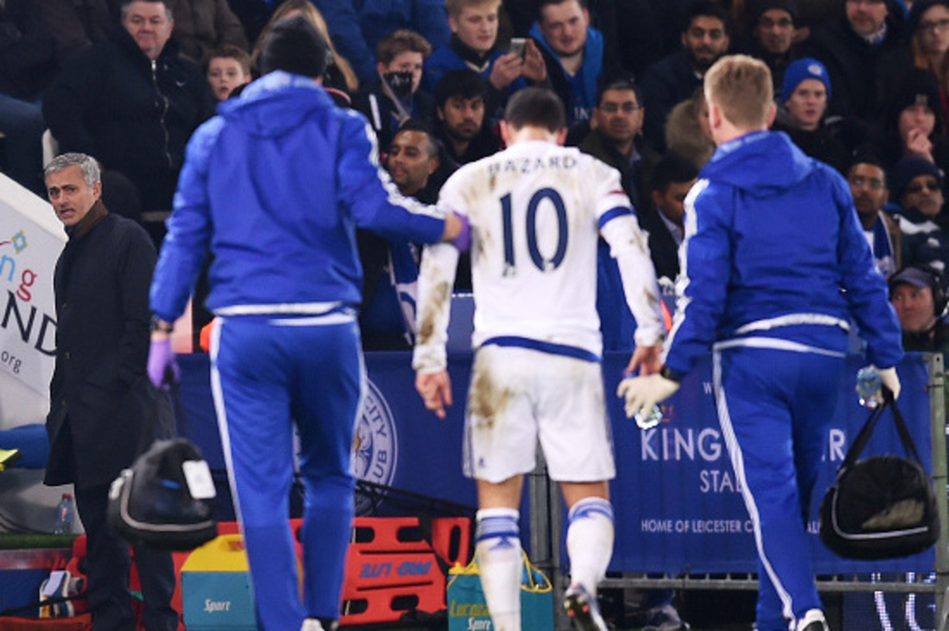 LEICESTER, ENGLAND - DECEMBER 14: A worried Jose Mourinho the manager of Chelsea looks on as Eden Hazard of Chelsea leaves the pitch due to injury during the Barclays Premier League match between Leicester City and Chelsea at the King Power Stadium on De LEICESTER, ENGLAND - DECEMBER 14: A worried Jose Mourinho the manager of Chelsea looks on as Eden Hazard of Chelsea leaves the pitch due to injury during the Barclays Premier League match between Leicester City and Chelsea at the King Power Stadium on De