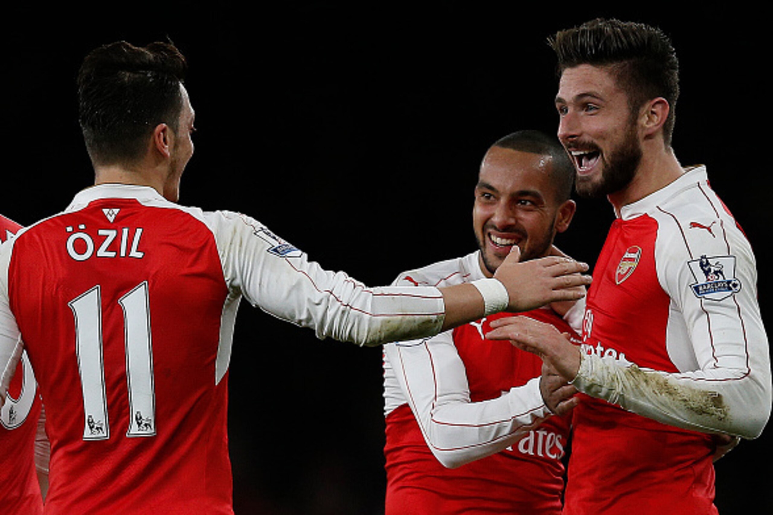 Arsenal's French striker Olivier Giroud (R) celebrates scoring his team's second goal with Arsenal's English midfielder Theo Walcott (R) and Arsenal's German midfielder Mesut Ozil during the English Premier League football match between Arsenal and Manche