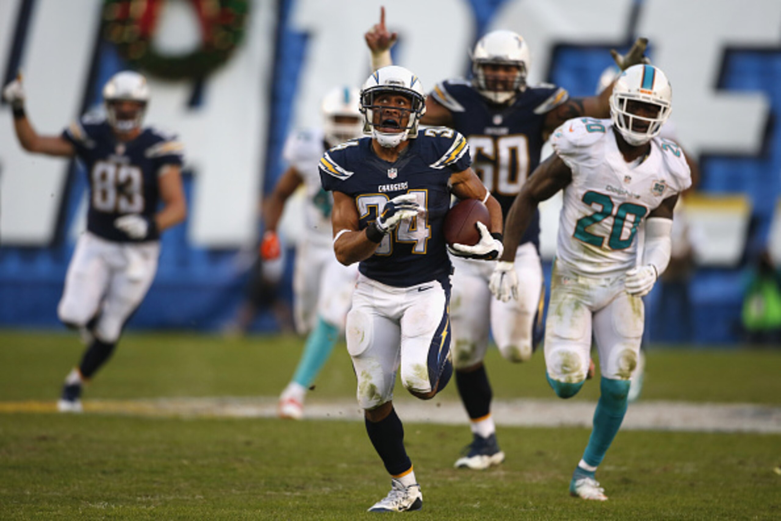 SAN DIEGO, CA - DECEMBER 20:  Donald Brown #34 of the San Diego Chargers runs against the Miami Dolphins defense at Qualcomm Stadium on December 20, 2015 in San Diego, California.  (Photo by Todd Warshaw/Getty Images)