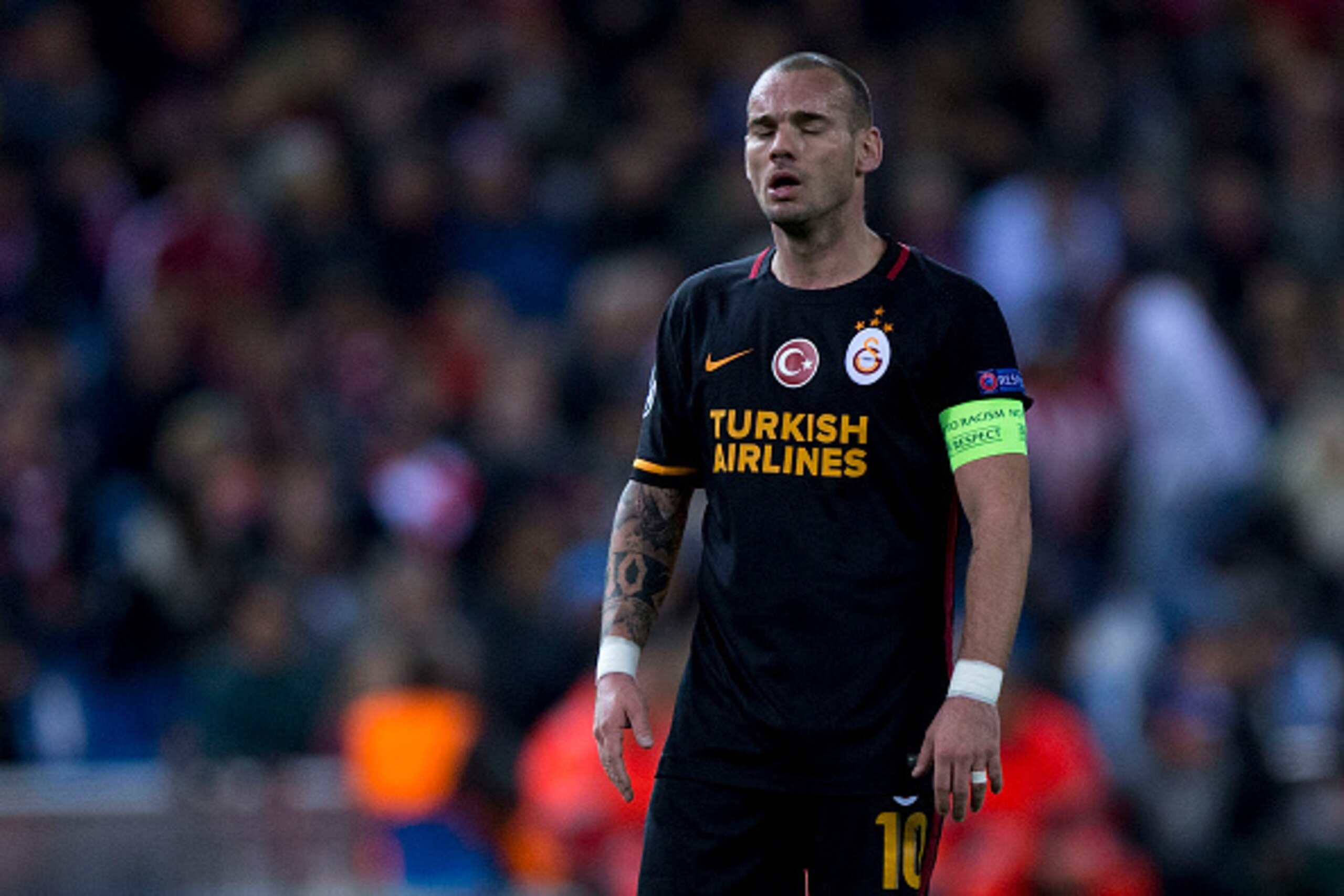 MADRID, SPAIN - NOVEMBER 25:  Wesley Sneijder of Galatasaray AS reacts during the UEFA Champions League Group C match between Club Atletico de Madrid and Galatasaray AS at Estadio Vicente Calderon on November 25, 2015 in Madrid, Spain.  (Photo by Gonzalo 