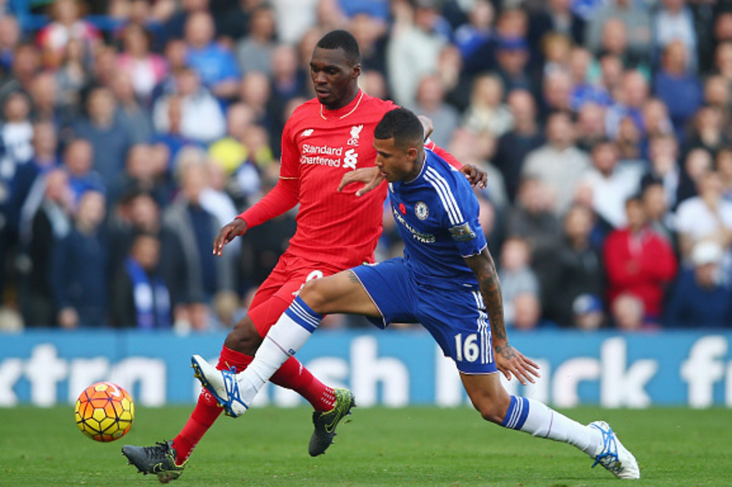 LONDON, ENGLAND - OCTOBER 31: Kenedy of Chelsea and Christian Benteke of Liverpool compete for the ball during the Barclays Premier League match between Chelsea and Liverpool at Stamford Bridge on October 31, 2015 in London, England.  (Photo by Clive Rose