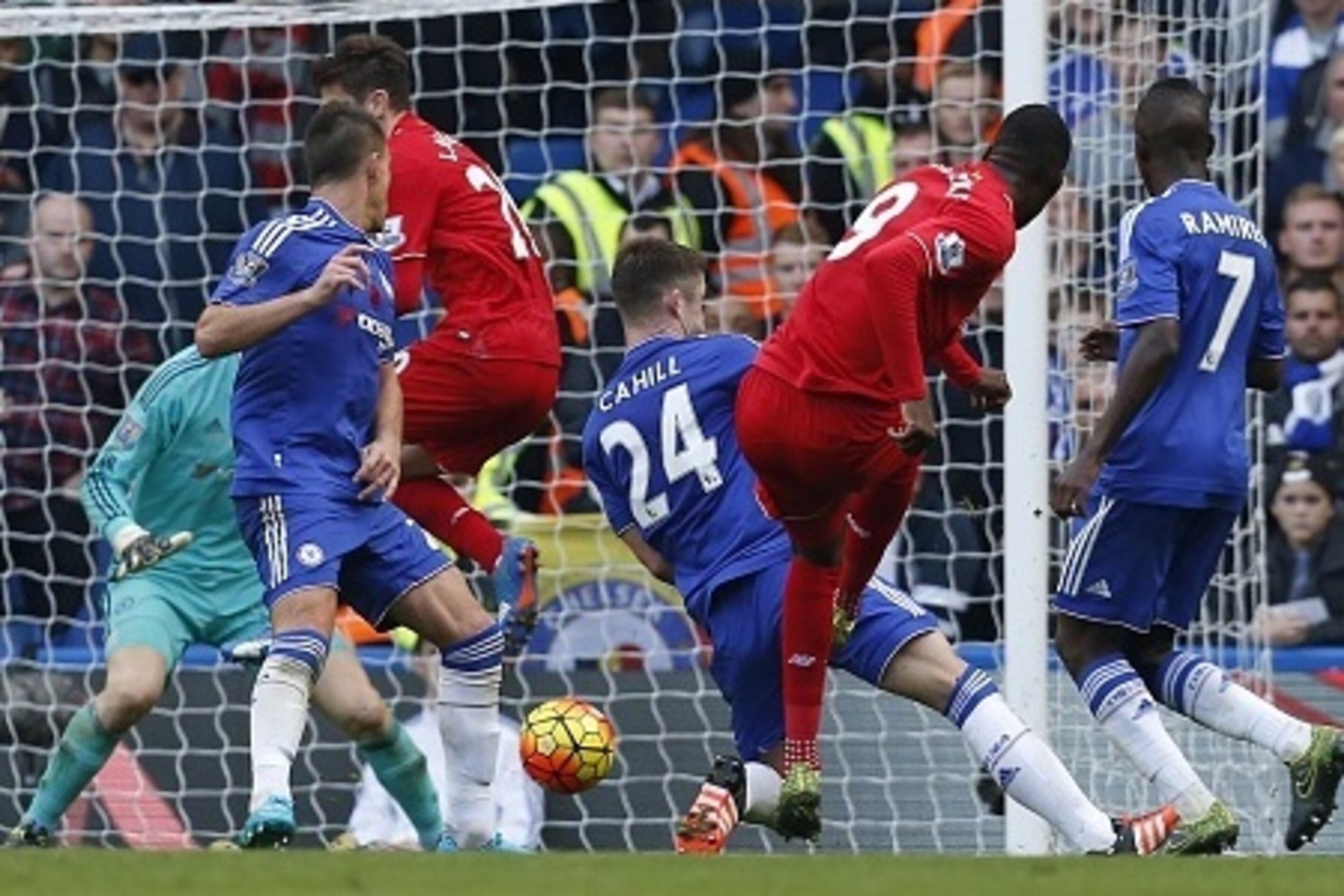 Liverpool's Zaire-born Belgian striker Christian Benteke (2nd R) shoots to score their third goal during the English Premier League football match between Chelsea and Liverpool at Stamford Bridge in London on October 31, 2015. AFP PHOTO / IAN KINGTON

RES