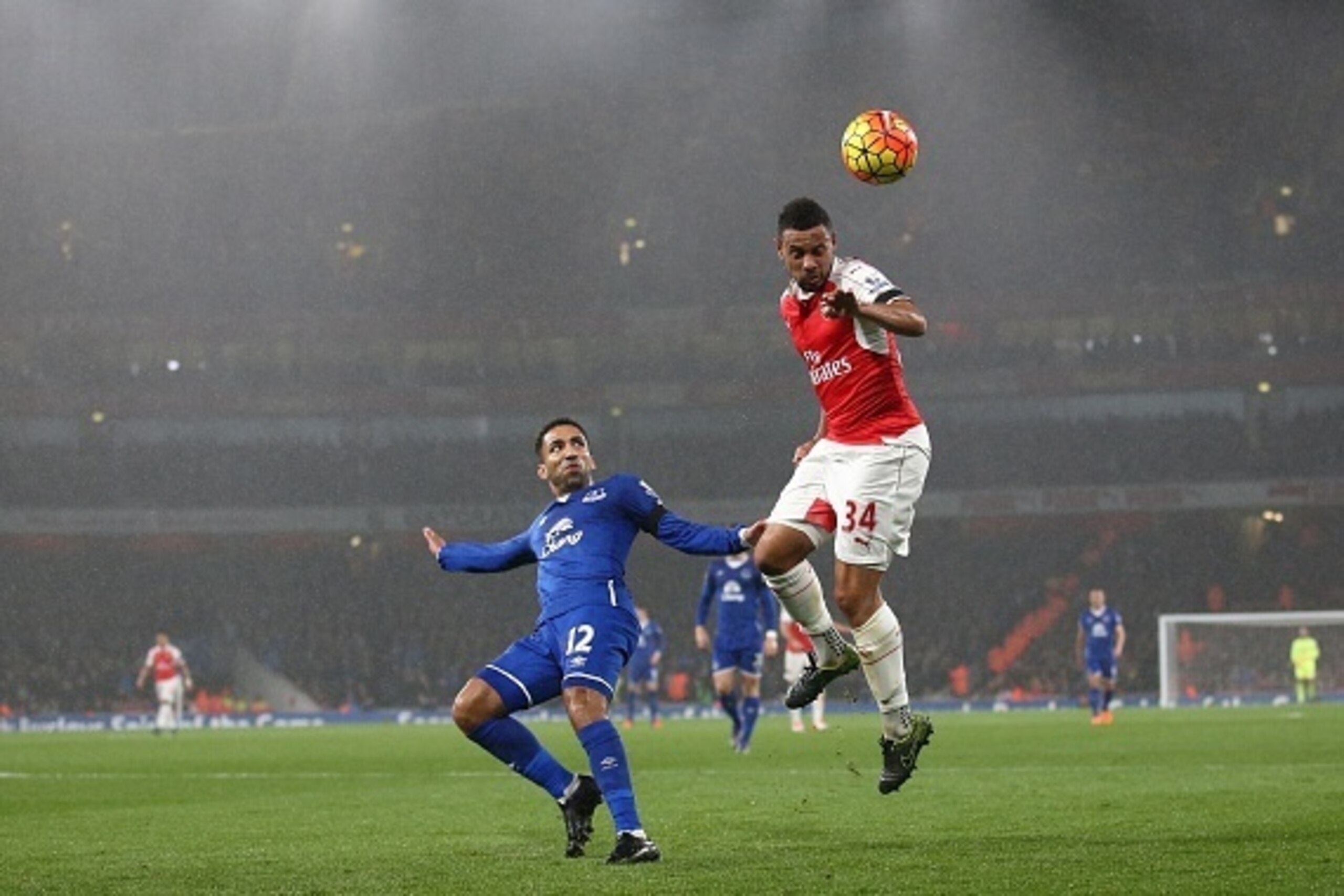 Arsenal's French midfielder Francis Coquelin (R) jumps to win a header as Everton's English midfielder Aaron Lennon (L) looks on during the English Premier League football match between Arsenal and Everton at the Emirates Stadium in London on October 24, 