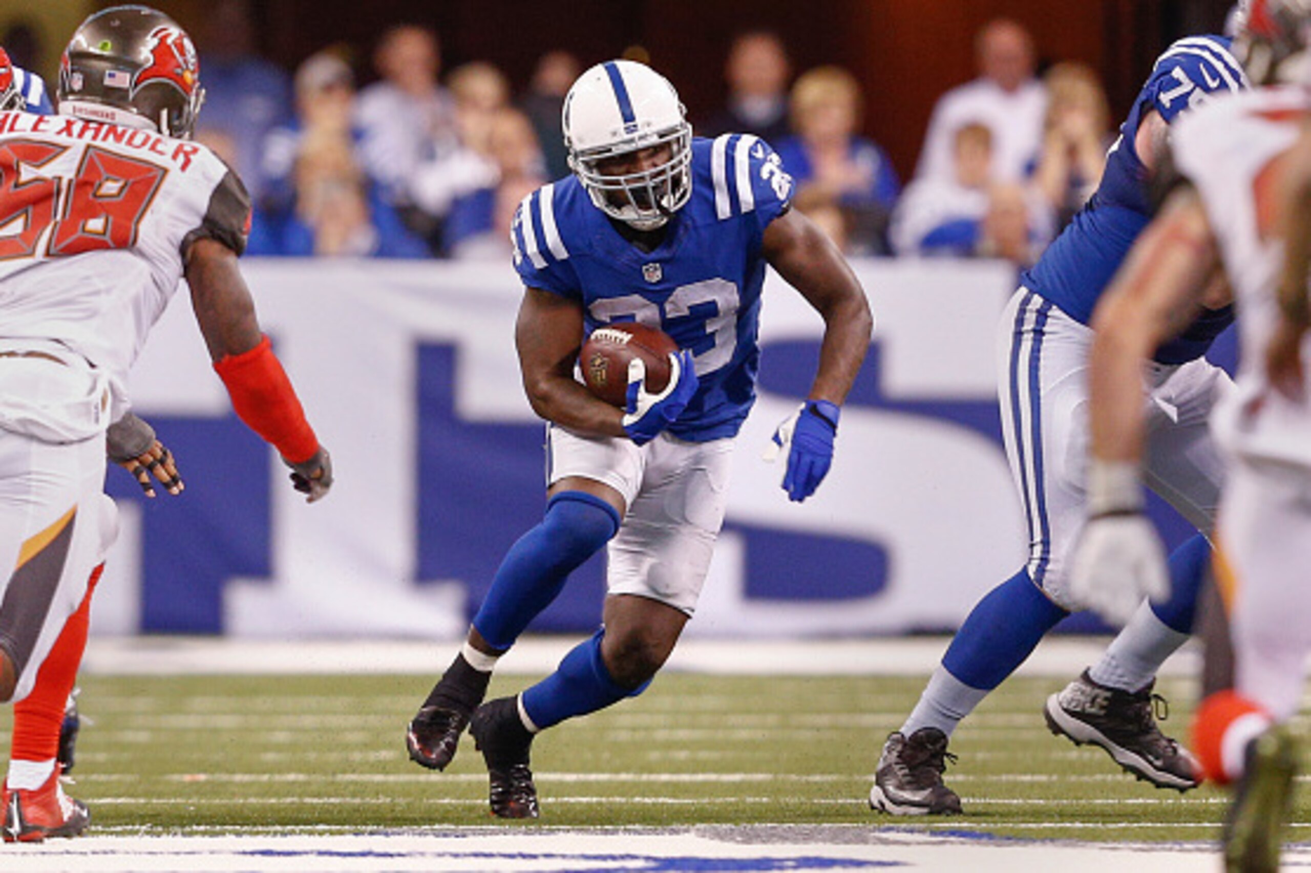 INDIANAPOLIS, IN - NOVEMBER 29 : Frank Gore #23 of the Indianapolis Colts runs the ball against the Tampa Bay Buccaneers at Lucas Oil Stadium on November 29, 2015 in Indianapolis, Indiana. Indianapolis defeated Tampa Bay 25-12. (Photo by Michael Hickey/Ge