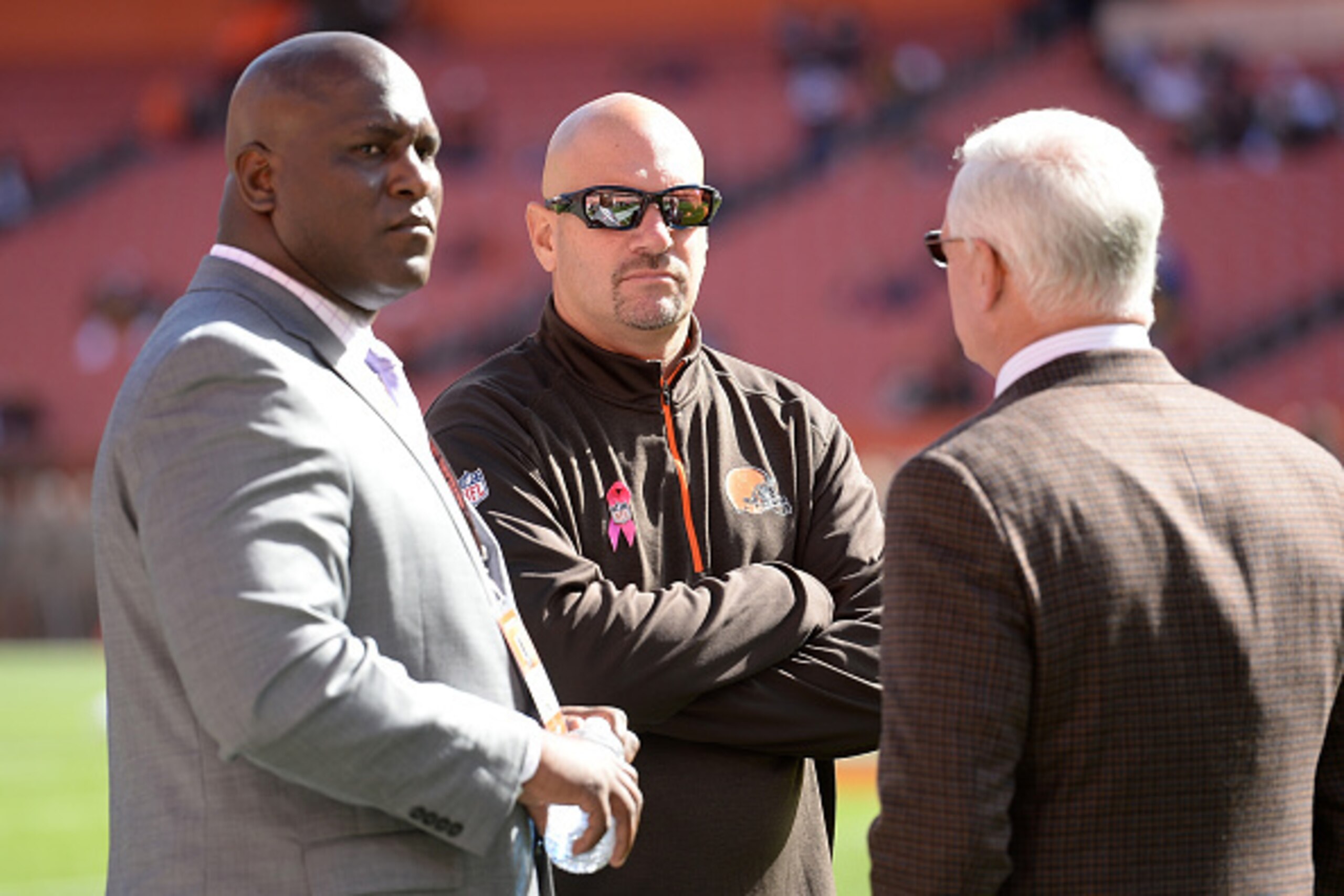 CLEVELAND, OH - OCTOBER 12:  Head coach Mike Pettine of the Cleveland Browns talks with general manager Ray Farmer (L) and owner Jimmy Haslam during warmups prior to the game against the Pittsburgh Steelers and at FirstEnergy Stadium on October 12, 2014 i