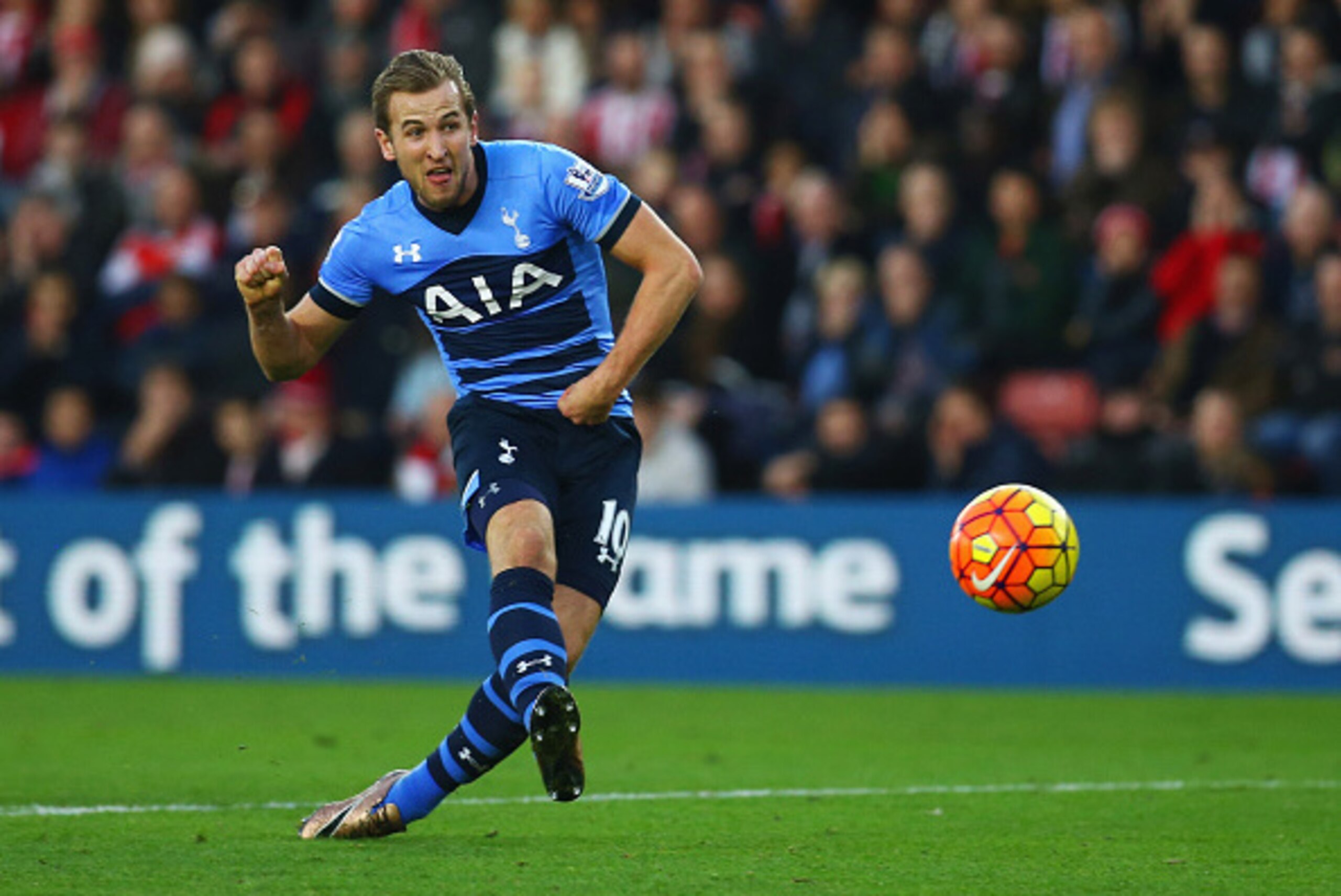 SOUTHAMPTON, ENGLAND - DECEMBER 19:  Harry Kane of Tottenham Hotspur socres their first goal during the Barclays Premier League match between Southampton and Tottenham Hotspur at St Mary's Stadium on December 19, 2015 in Southampton, England.  (Photo by C