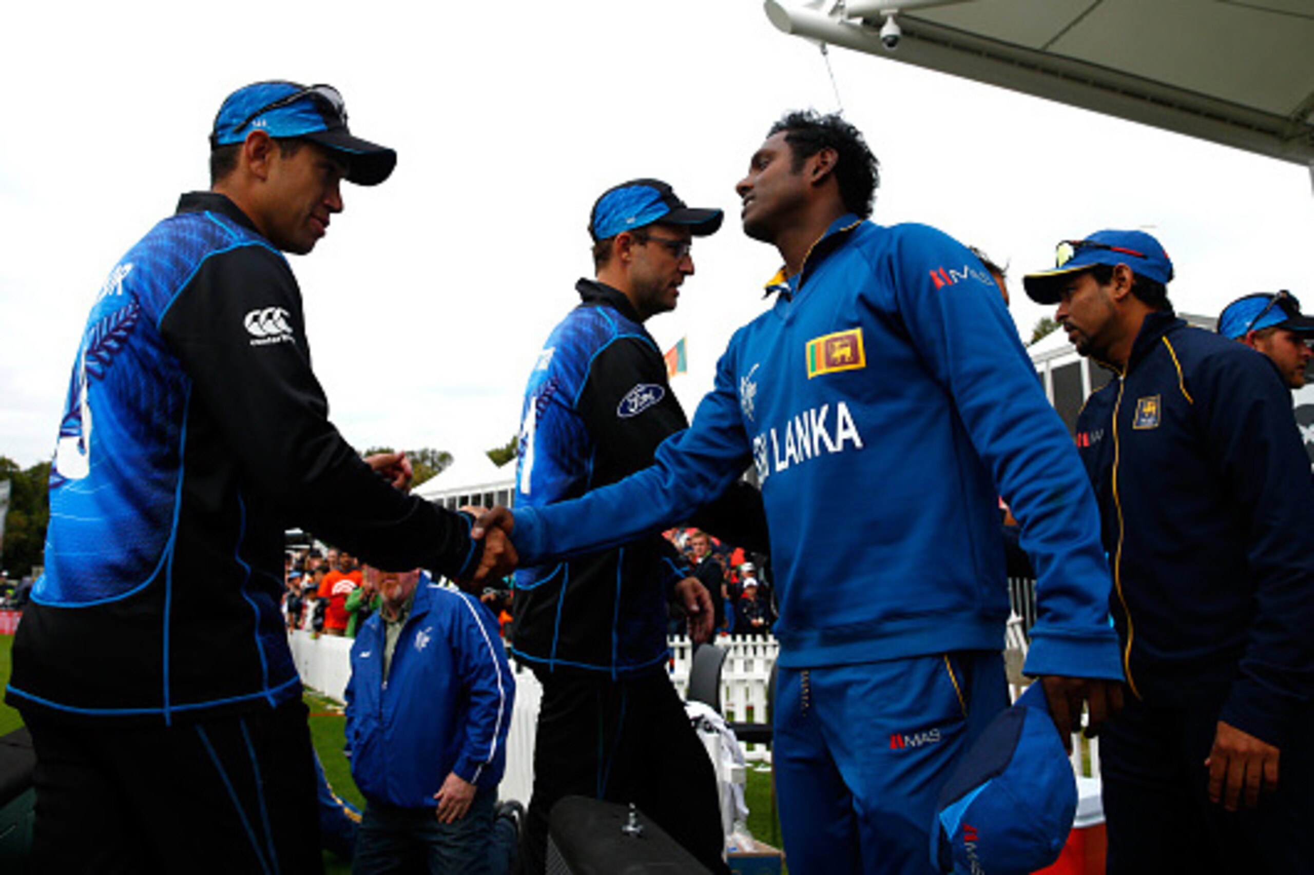 CHRISTCHURCH, NEW ZEALAND - FEBRUARY 14: Ross Taylor of New Zealand (L) shakes hands with Angelo Mathews of Sri Lanka (R) during the 2015 ICC Cricket World Cup match between Sri Lanka and New Zealand at Hagley Oval on February 14, 2015 in Christchurch, Ne