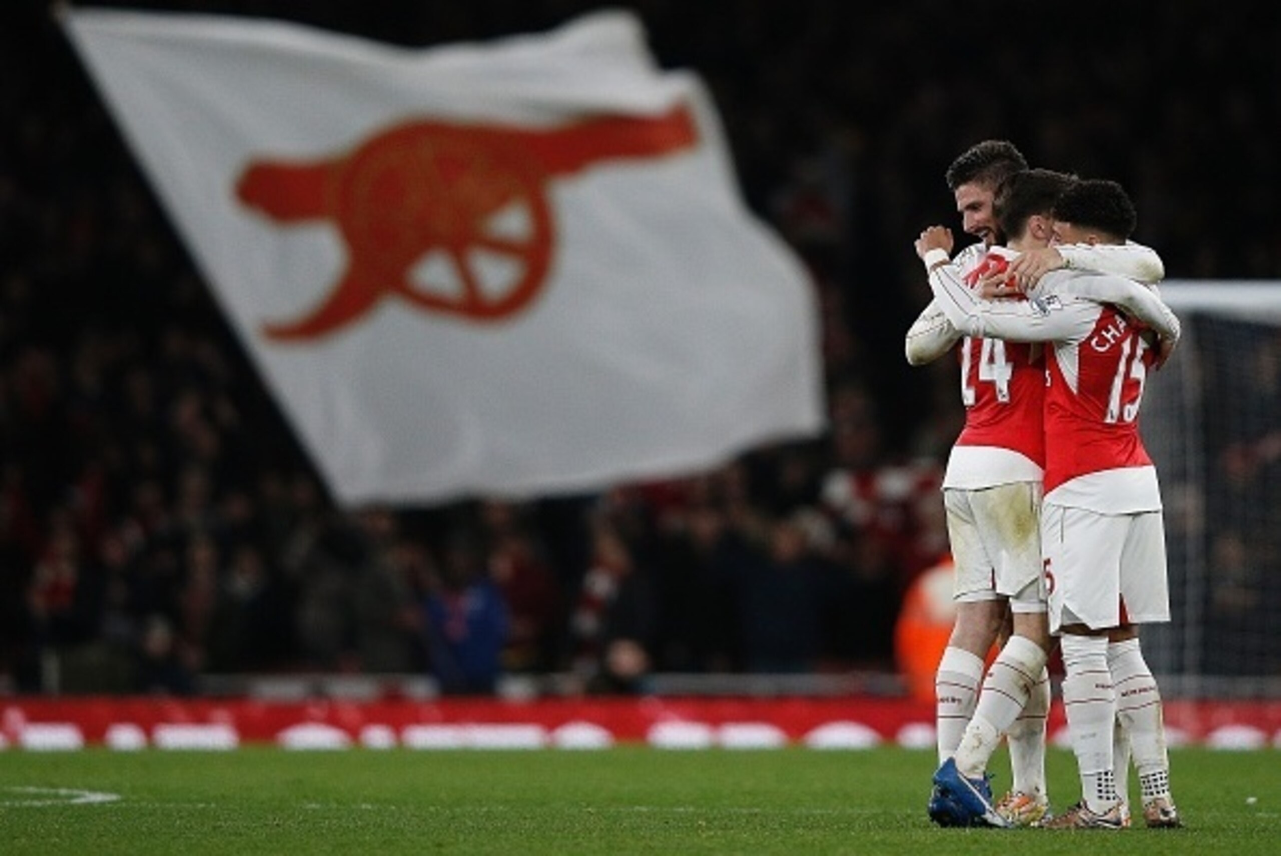 Arsenal's French striker Olivier Giroud (L), Arsenal's Spanish defender Hector Bellerin (C) and Arsenal's English midfielder Alex Oxlade-Chamberlain celebrate following the English Premier League football match between Arsenal and Manchester City at the E